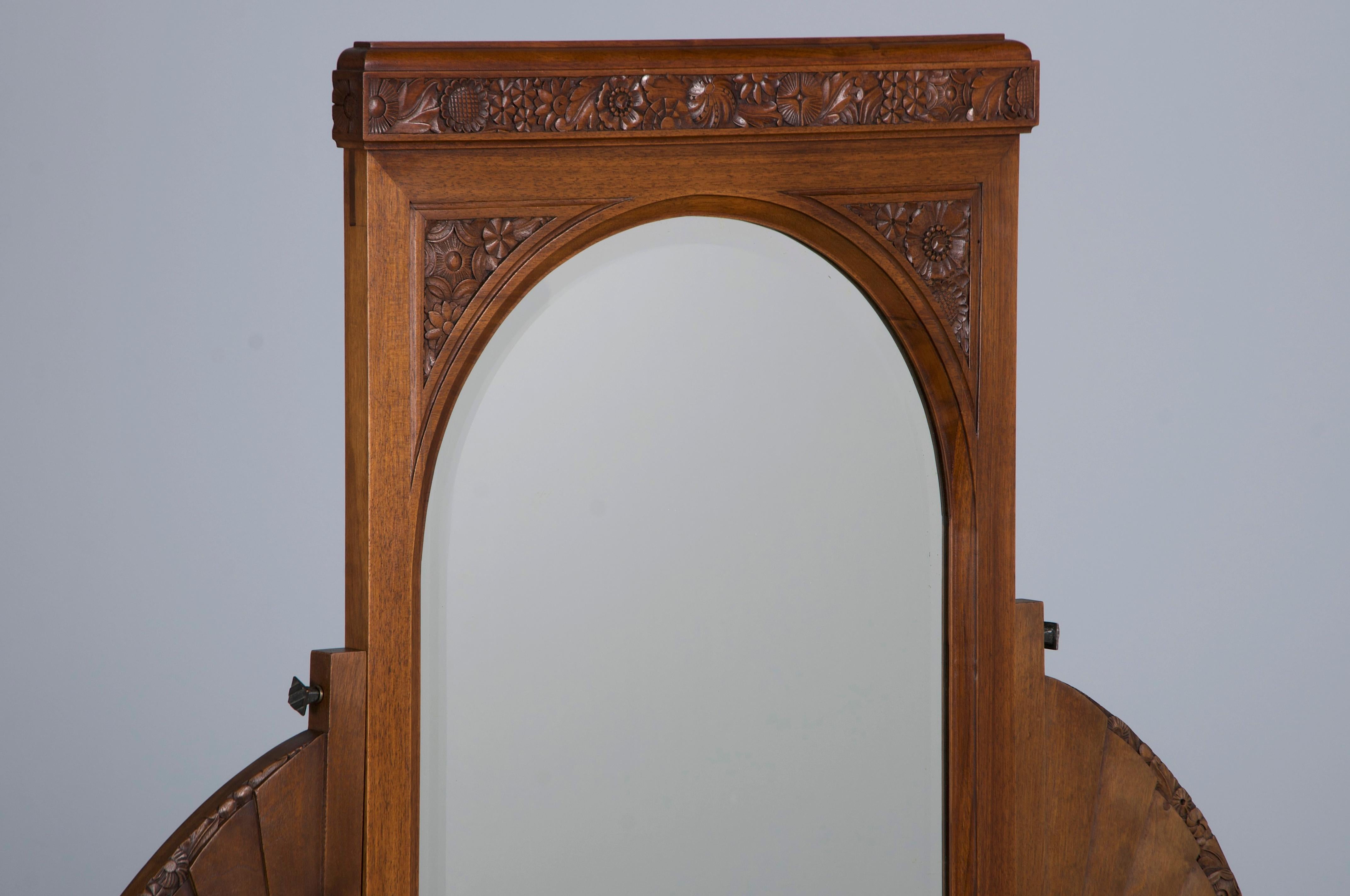Comò francese Art Deco in noce del 1930 con piano in marmo e specchio in vendita 1