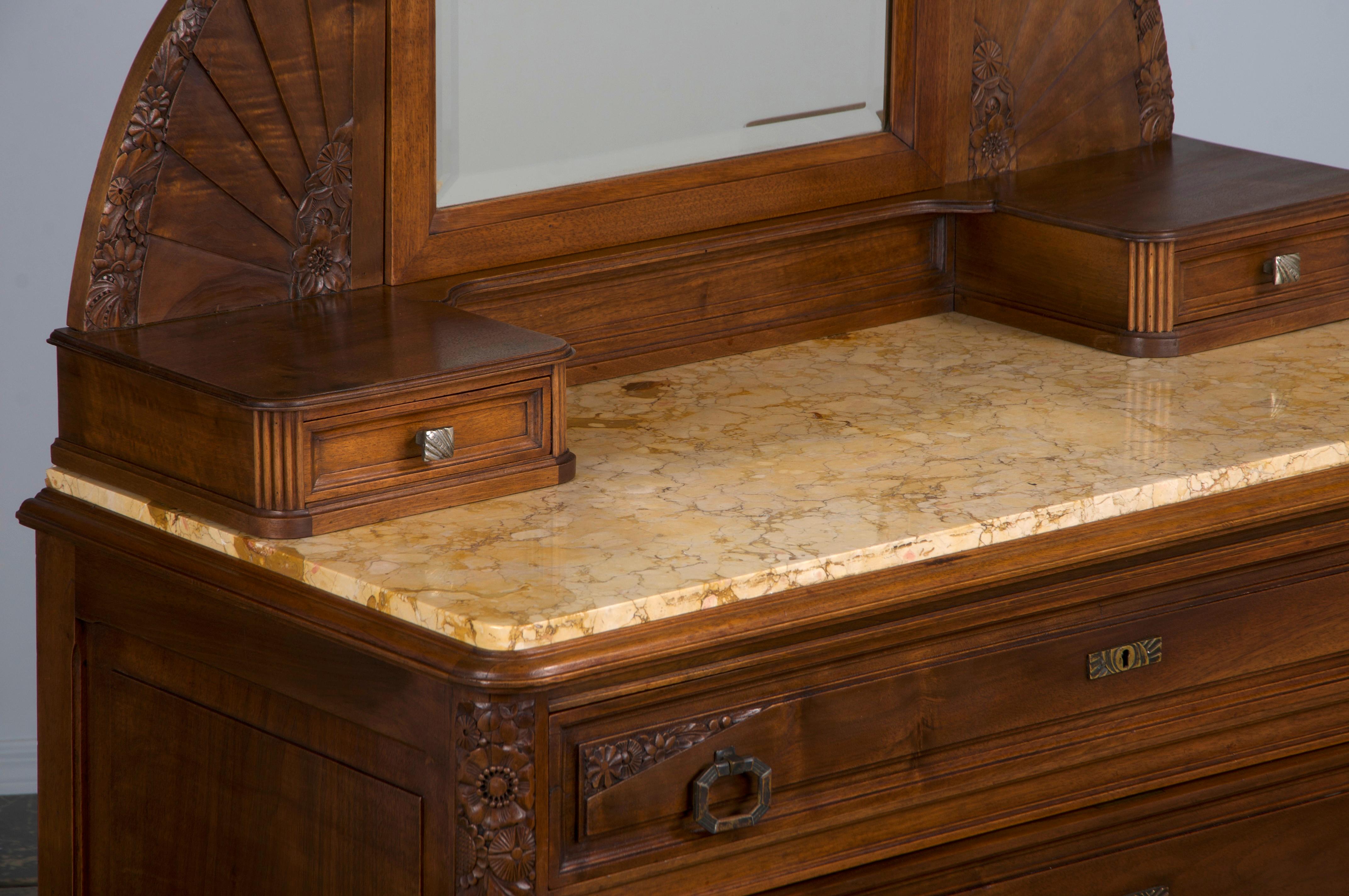 Comò francese Art Deco in noce del 1930 con piano in marmo e specchio in vendita 2