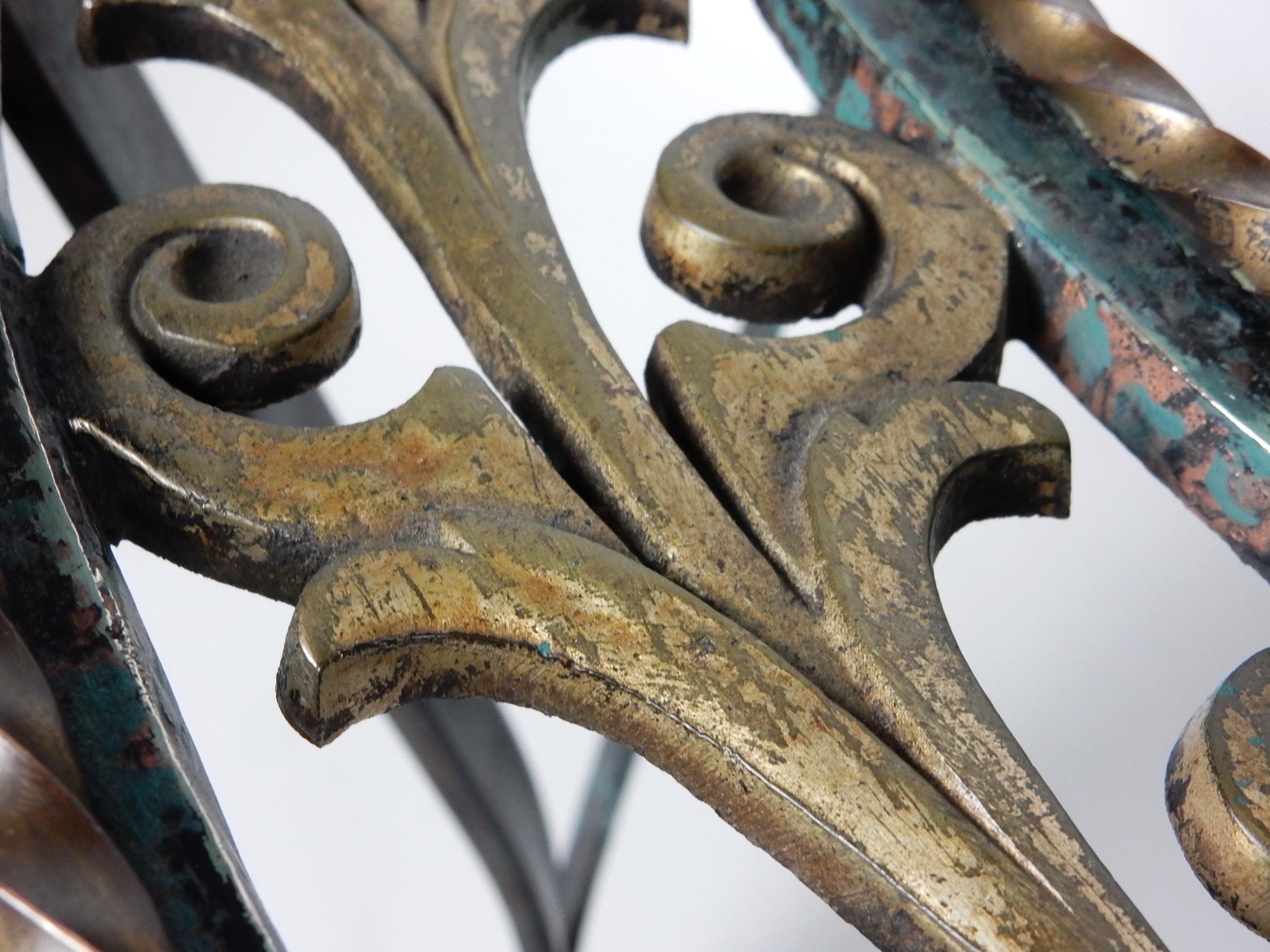 Table basse Arts & Crafts des années 1930 en bronze et fer forgé en vente 1