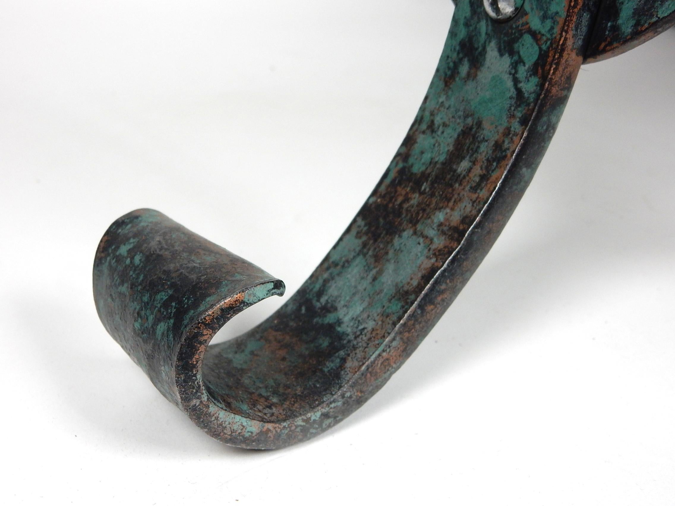 Table basse Arts & Crafts des années 1930 en bronze et fer forgé en vente 2