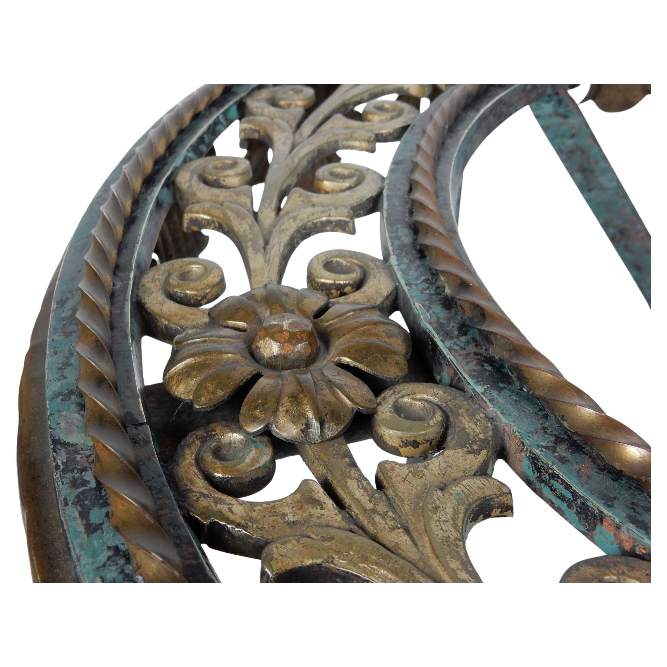Table basse Arts & Crafts des années 1930 en bronze et fer forgé en vente 3