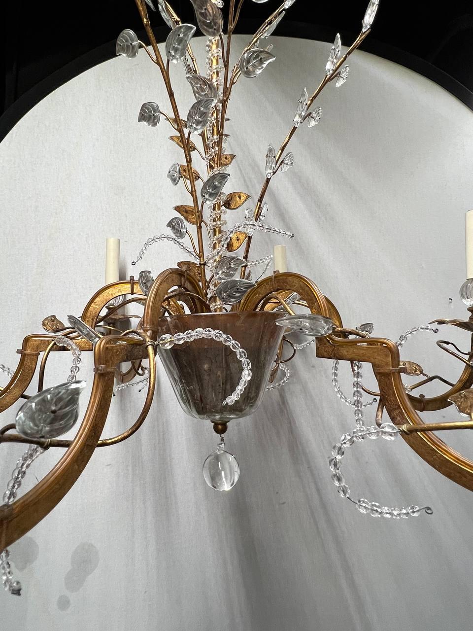 Lustre à 6 lumières en métal doré Bagues des années 1930, avec des feuilles de cristal et un corps en verre. 