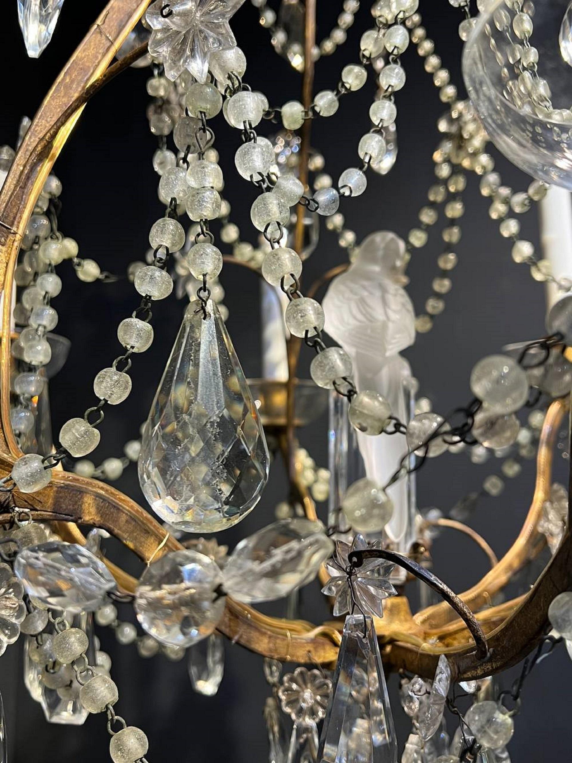 Lustre Bagues français des années 1930 à 6 lumières, avec suspensions en cristal et oiseau en cage.