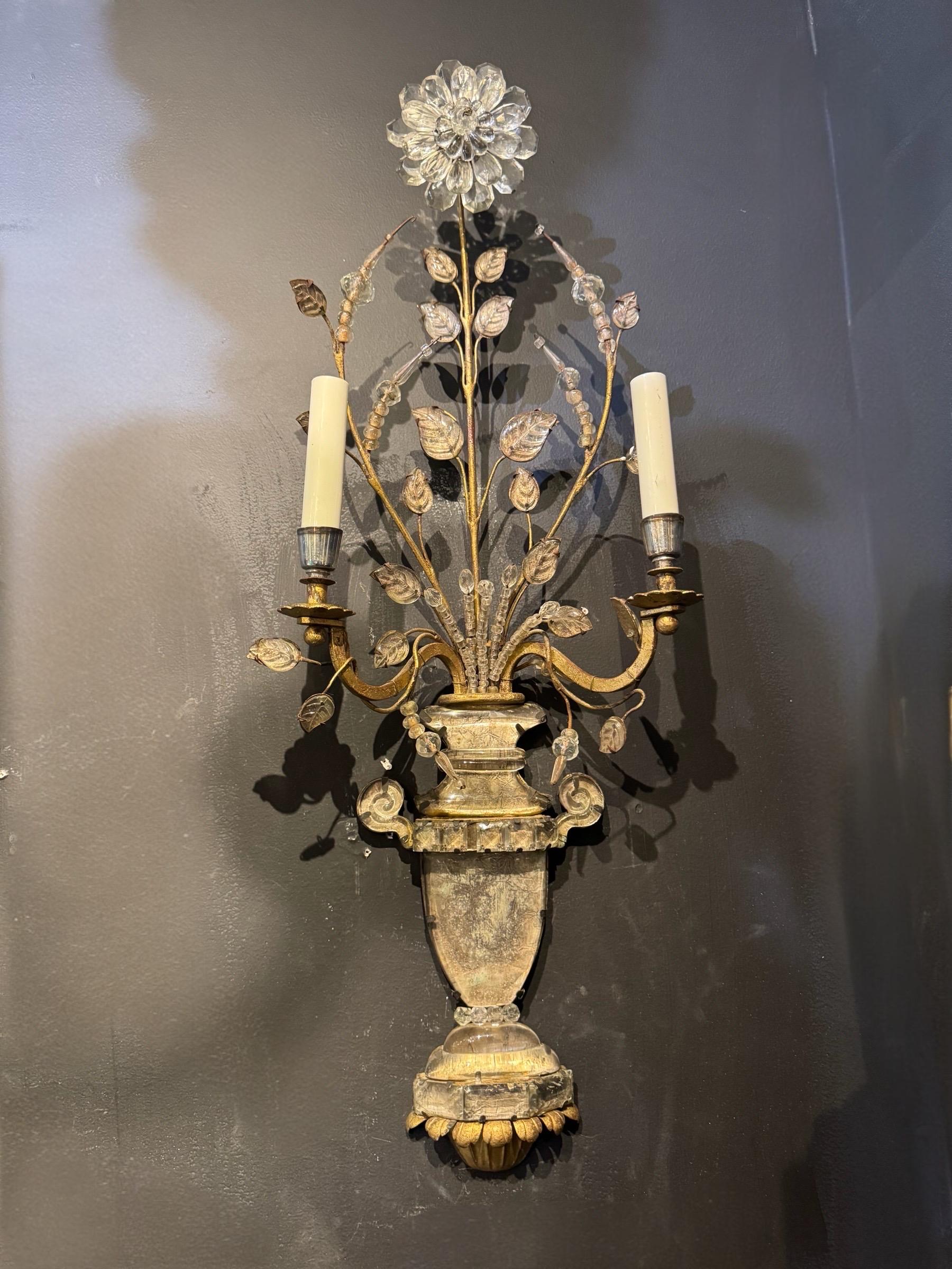 Apliques franceses Bagues de metal dorado y cristales, circa 1930, con flores y jarrón de cristal, 2 luces 