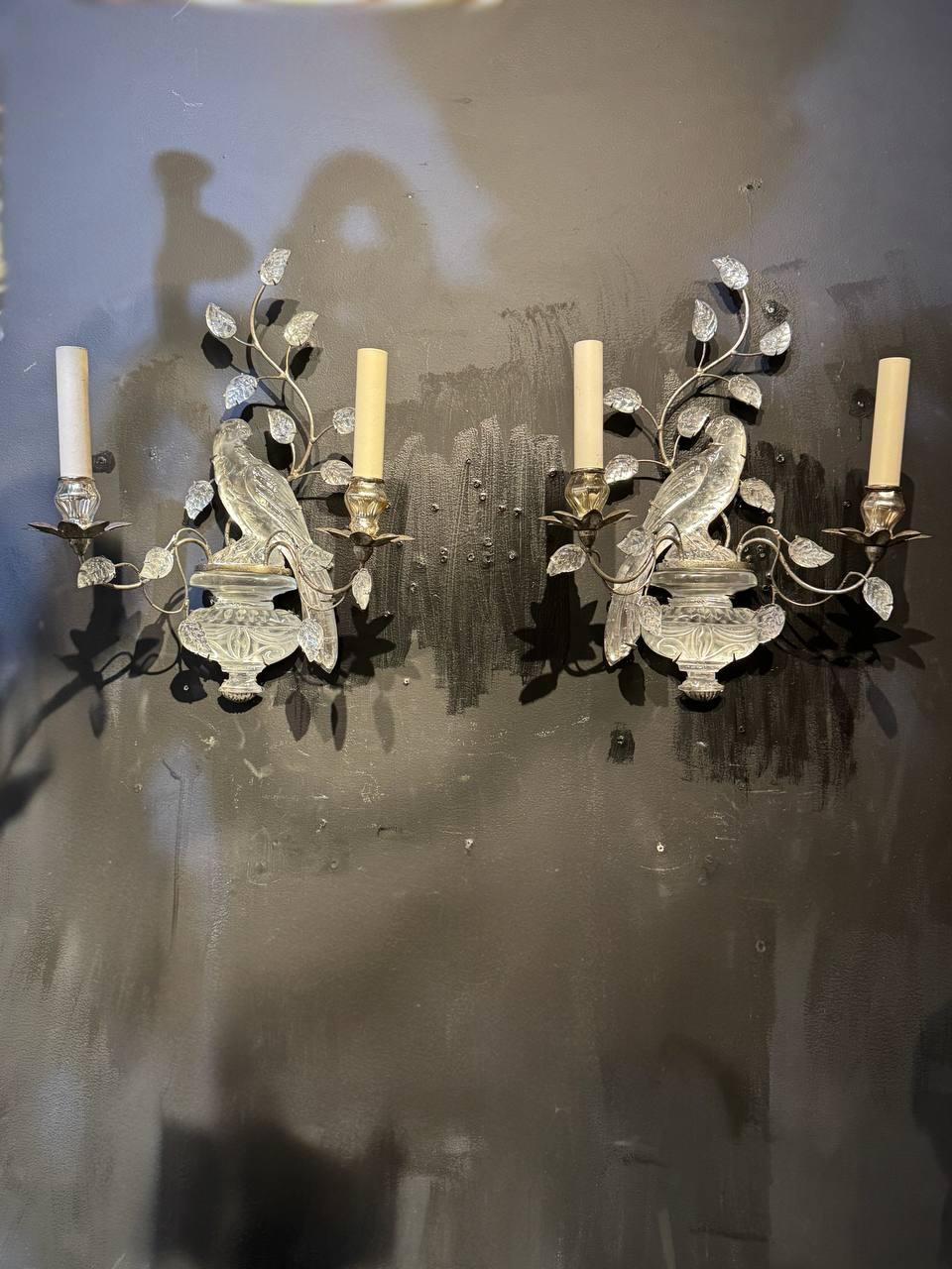Applique a due luci in metallo a foglia d'argento, uccelli e corpo in cristallo di Bagues francese degli anni Trenta circa