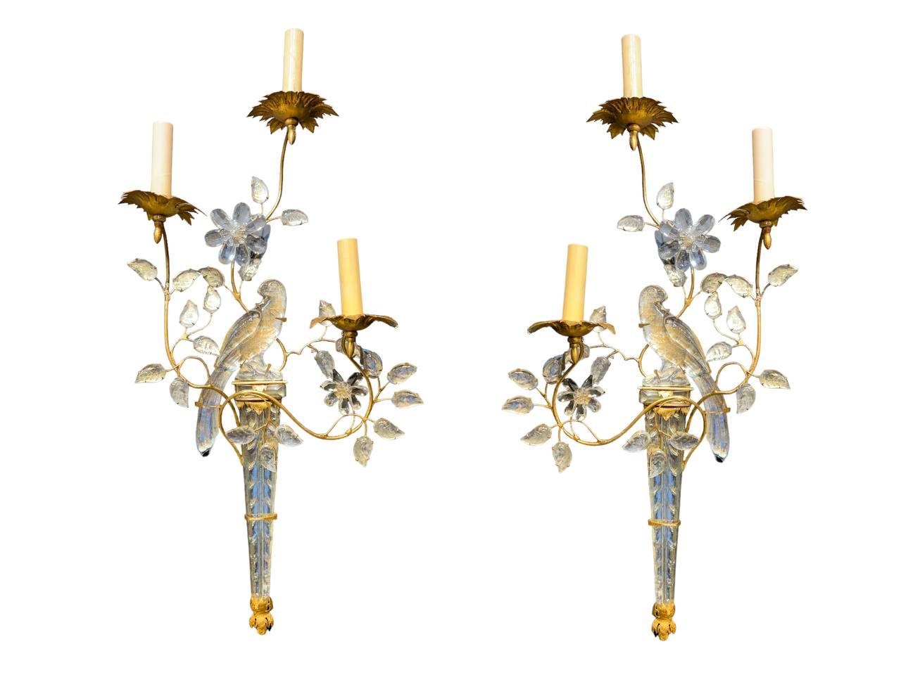 Applique à 3 lumières en métal doré des Bagues françaises des années 1930 avec oiseaux en cristal