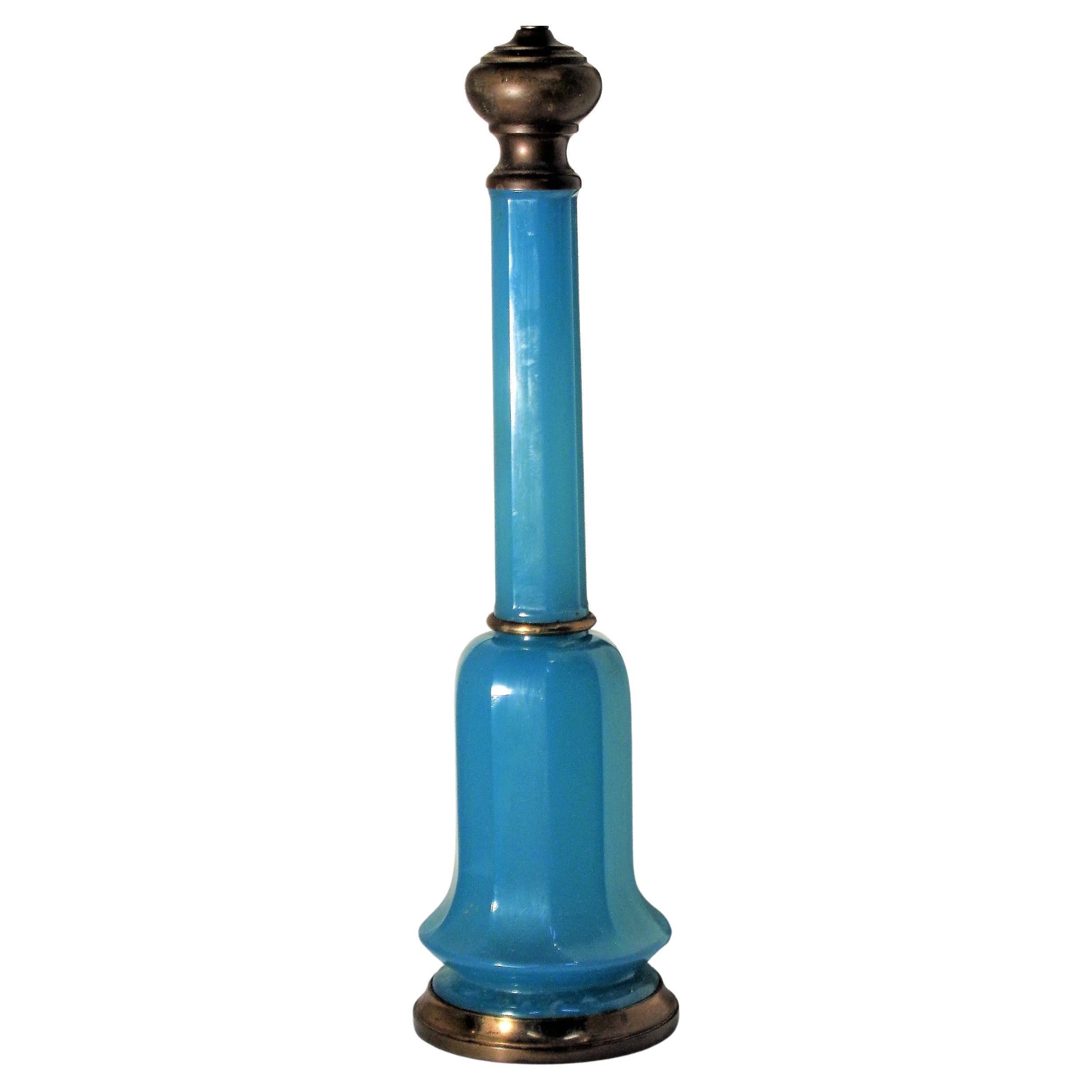 Lampada da tavolo in vetro opalino blu francese degli anni '30 con accessori in ottone. Altezza di 40