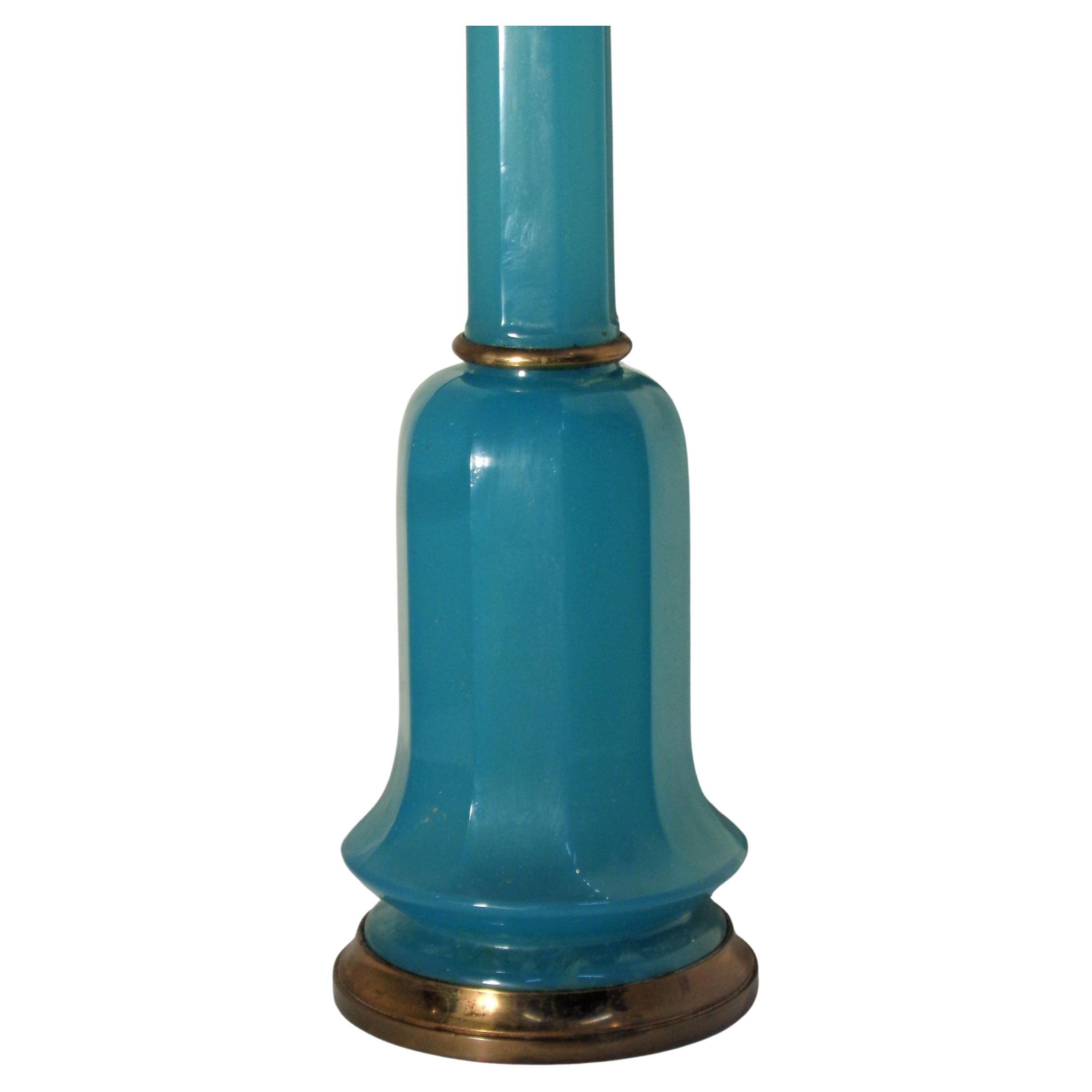Français  Lampe de bureau française en verre opalin bleu des années 1930 en vente