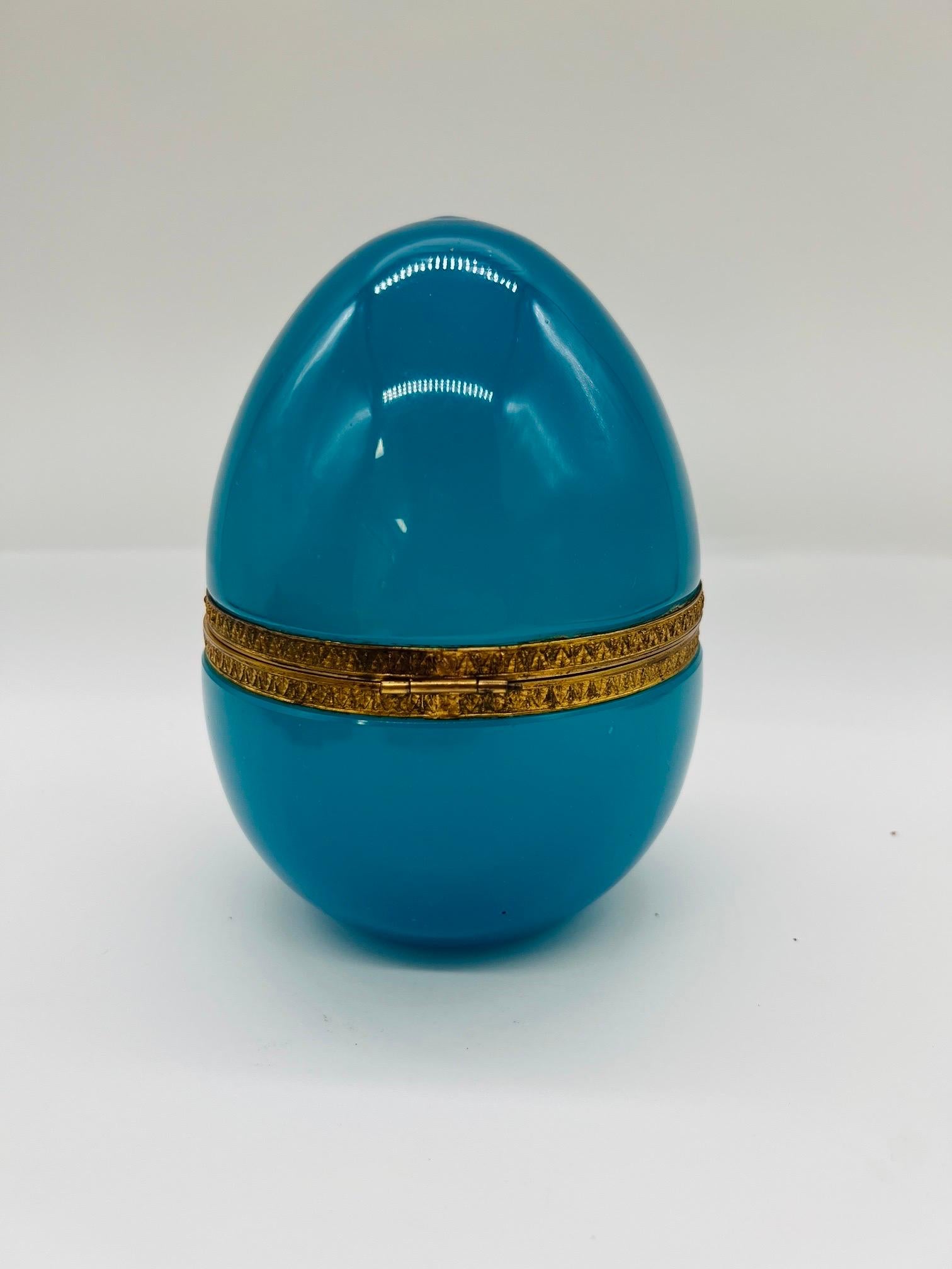 1930's French Blue Opaline & Ormolu Mounted Egg Shaped Trinket Box In Good Condition In Atlanta, GA