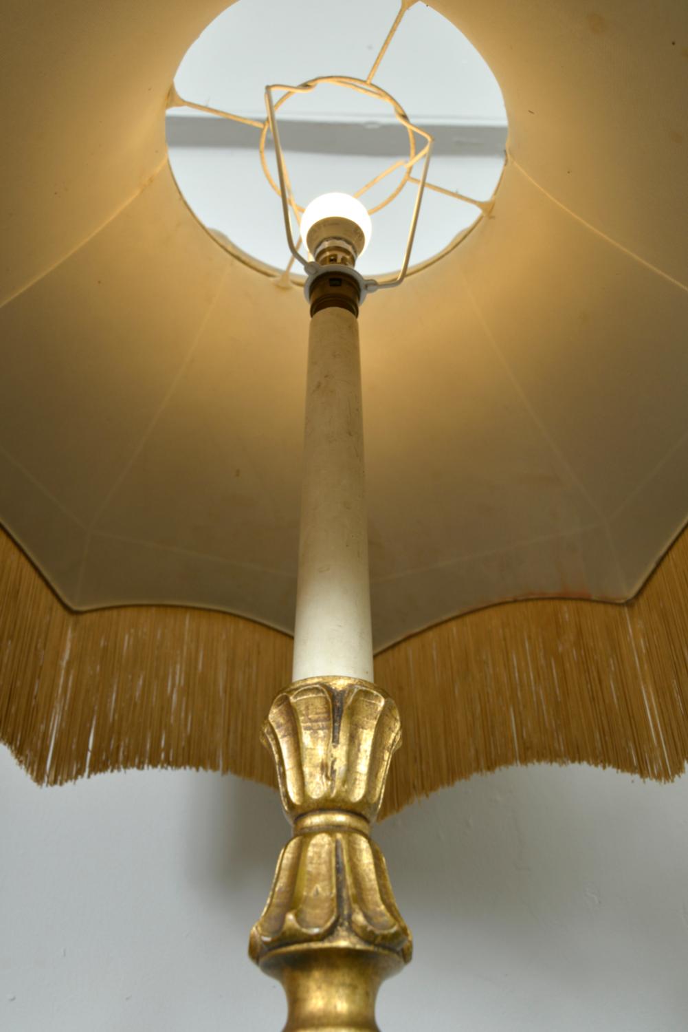 Lampada da terra francese Boudoir del 1930 in legno dorato con frange e nappe, lampada da terra standard barocca in vendita 9