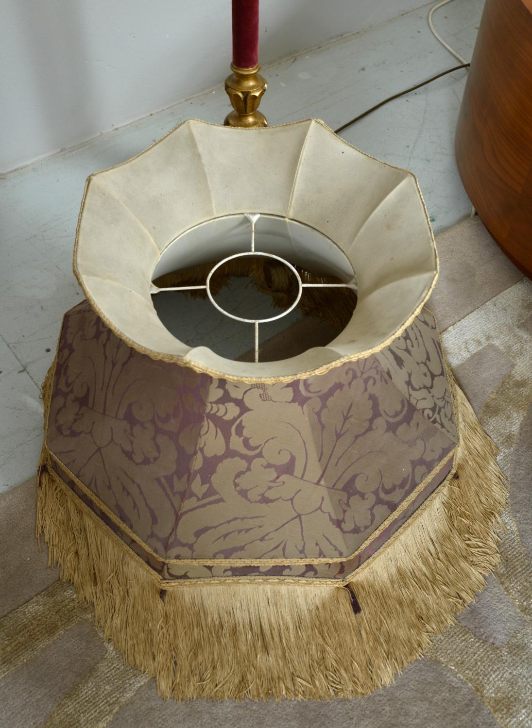 Lampada da terra francese Boudoir del 1930 in legno dorato con frange e nappe, lampada da terra standard barocca in vendita 10