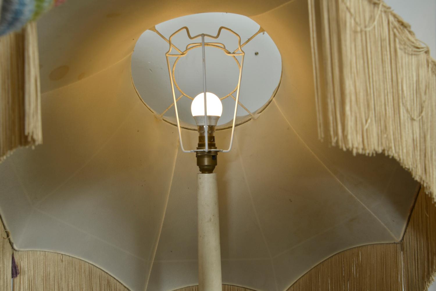 Lampada da terra francese Boudoir del 1930 in legno dorato con frange e nappe, lampada da terra standard barocca in vendita 11