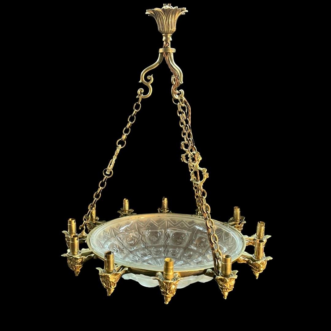 Step back into the glamour of the 1930s with this exquisite French Art Deco Bowl Pendant Light.


Adorned with three attachments of decorative brass original chain, it suspends from a captivating leaf-patterned brass original ceiling rose,