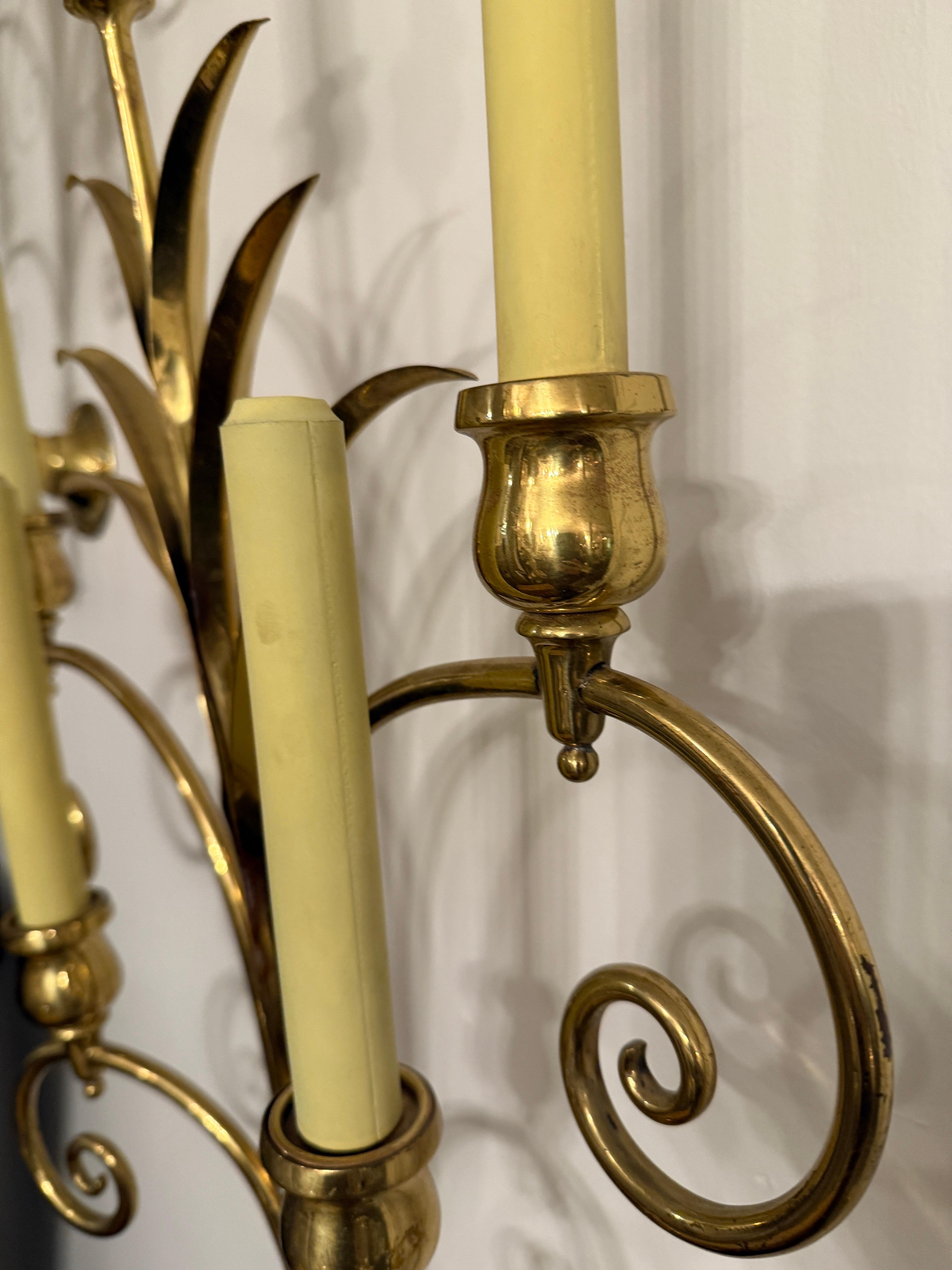 La reggenza francese al suo meglio: questa coppia di applique in ottone con 5 fonti di luce a candela ciascuna sorretta da una mano sinistra e una destra in ottone.  I rami di grano e altri graziosi ornamenti rendono queste applique una scelta