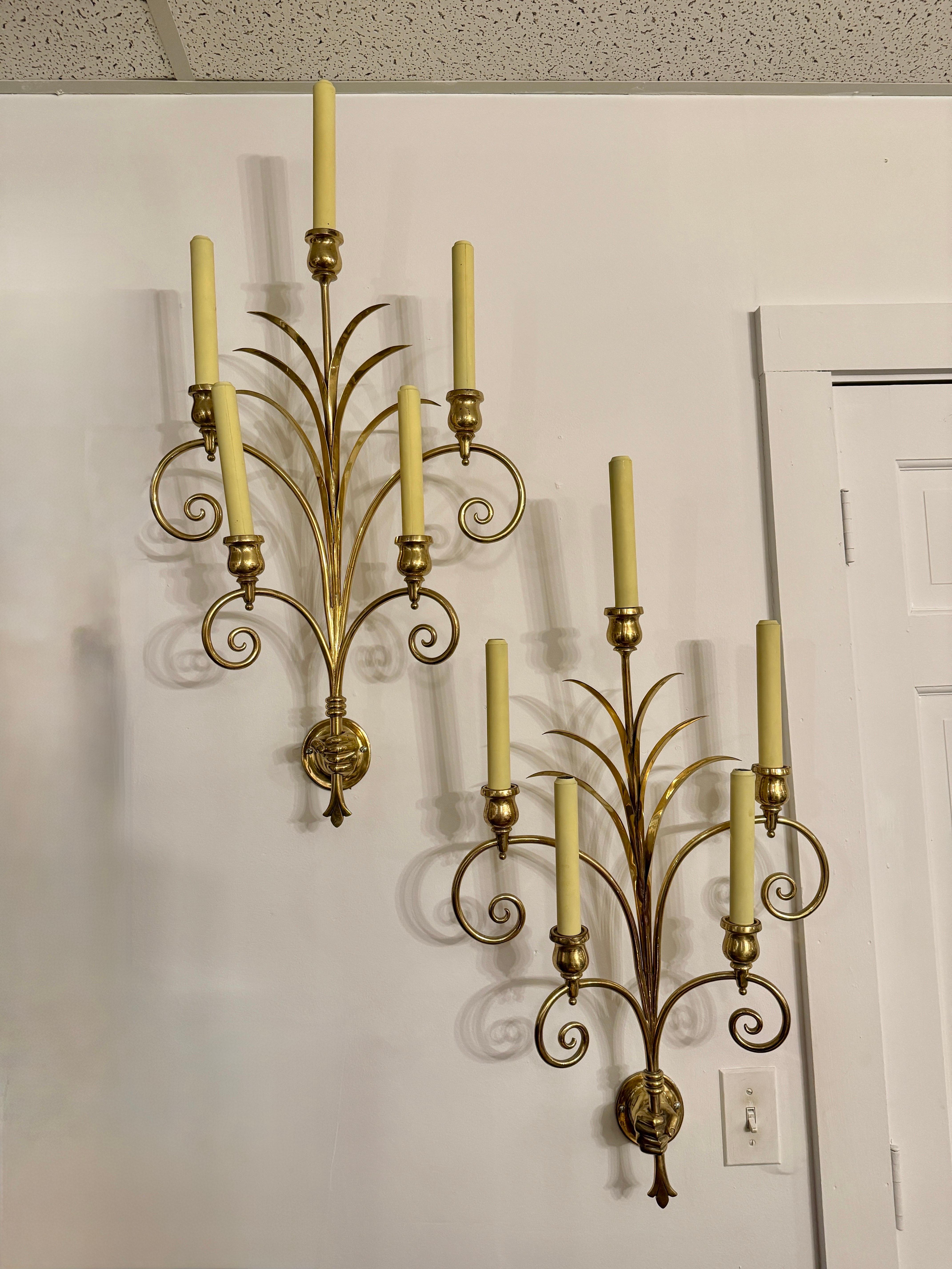 Metà XX secolo Sconcese francesi a candelabro degli anni '30 in ottone, COPPIA in vendita