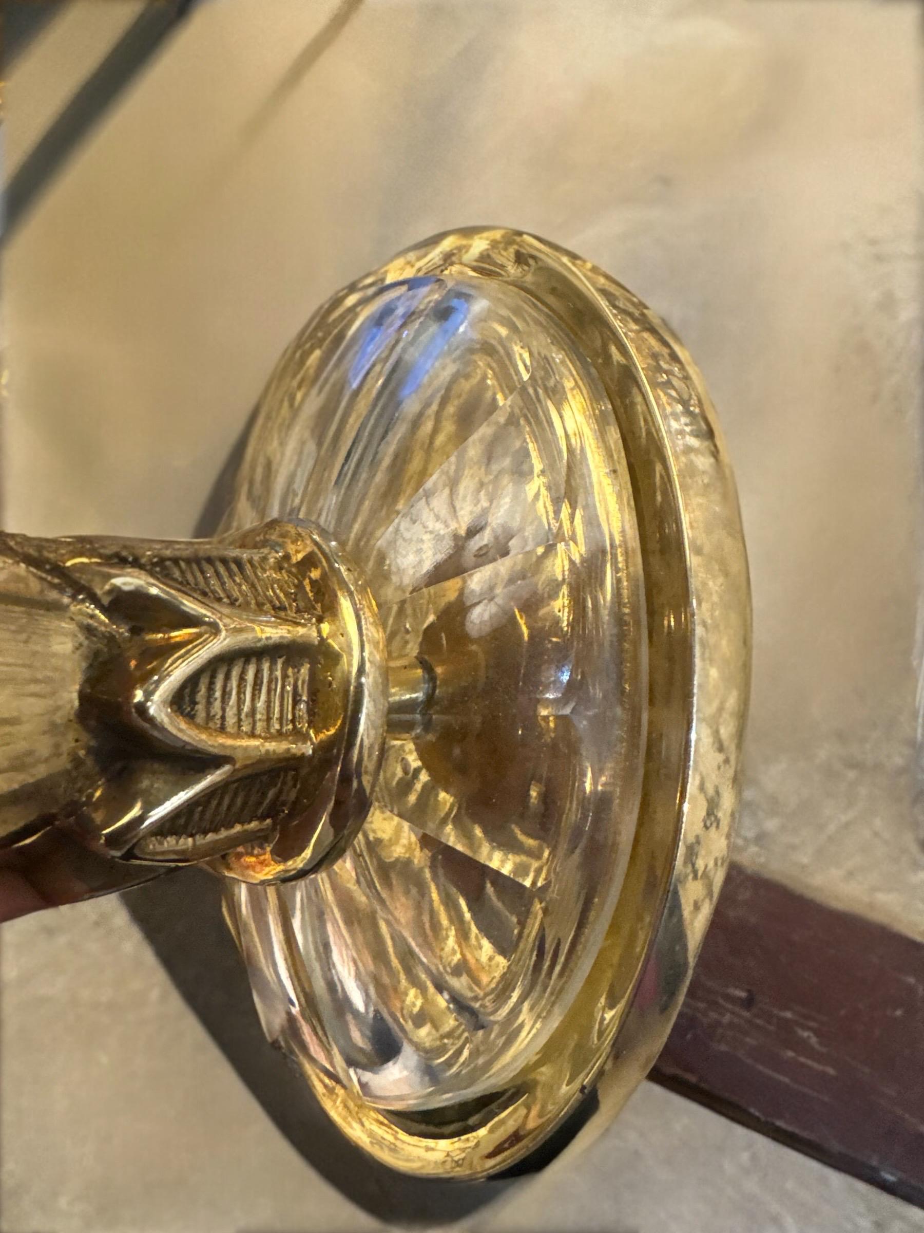 coppia di bronzi francesi degli anni '30 circa  appliques con design a mano e piastra in cristallo, a una luce