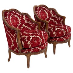 Paire de chaises françaises des années 1930 en bois fruitier sculpté et damas de velours rouge