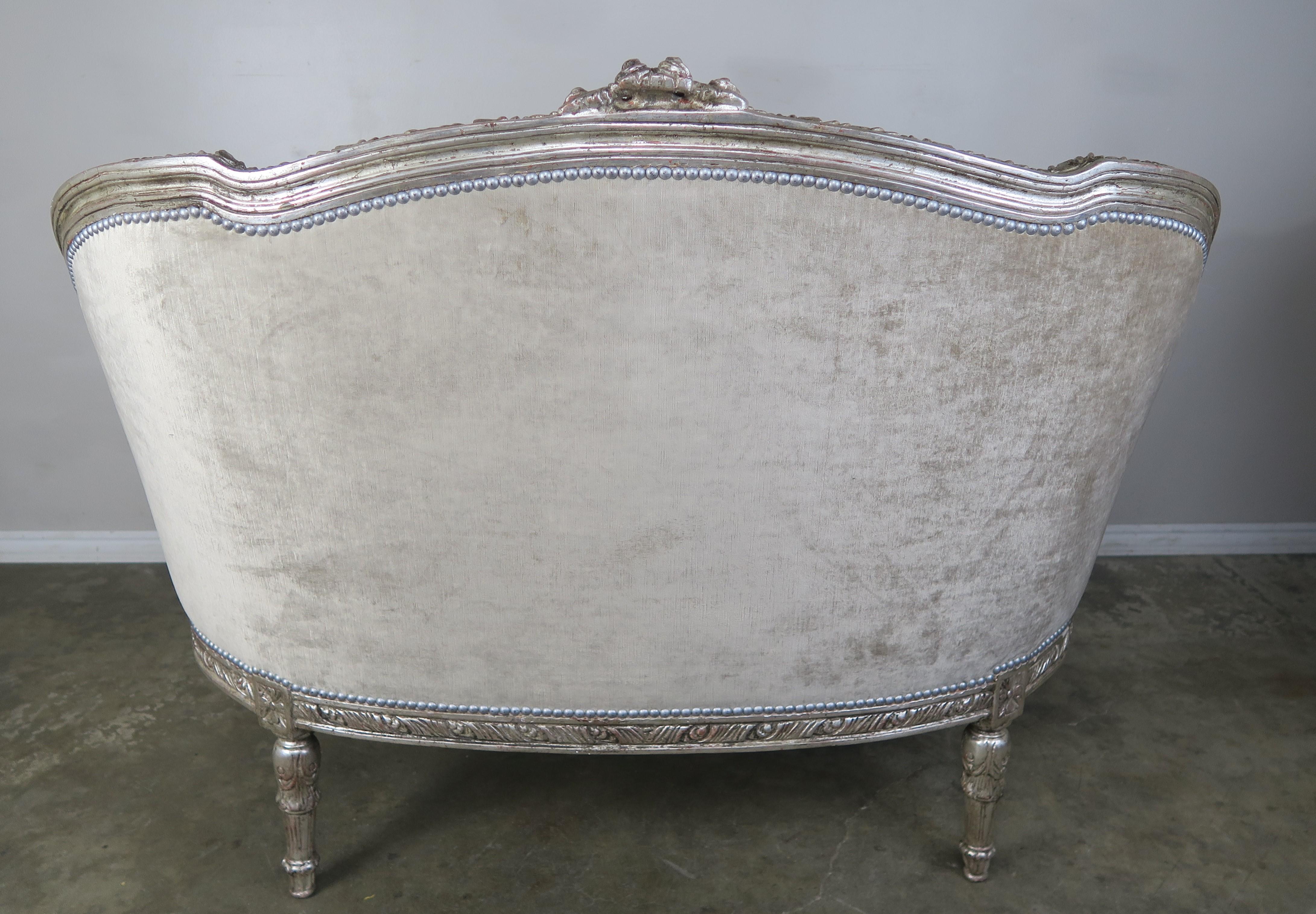 1930s French Carved Silver Gilt Velvet Tufted Settees, Pair For Sale 6