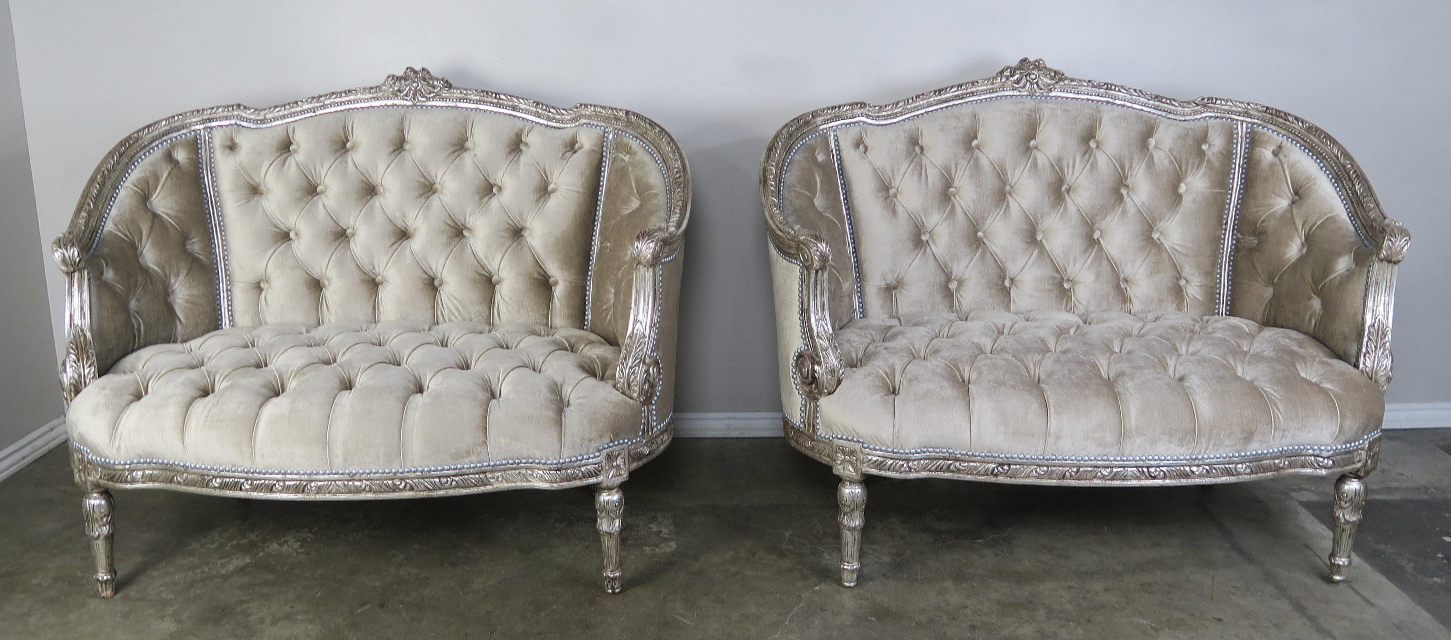 1930s French Carved Silver Gilt Velvet Tufted Settees, Pair For Sale 7