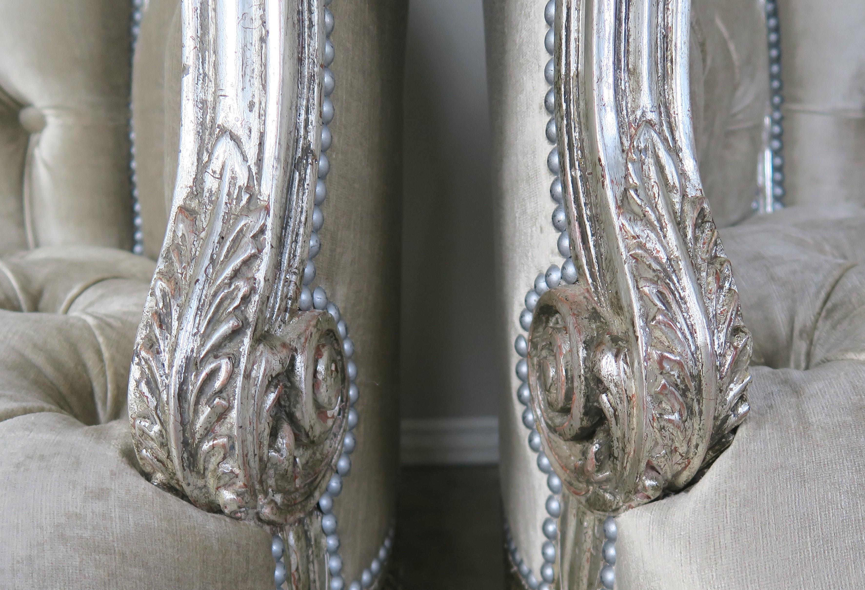 Französische geschnitzte Silber vergoldete Samt getuftete Settees aus den 1930er Jahren, Paar (Louis XVI.) im Angebot