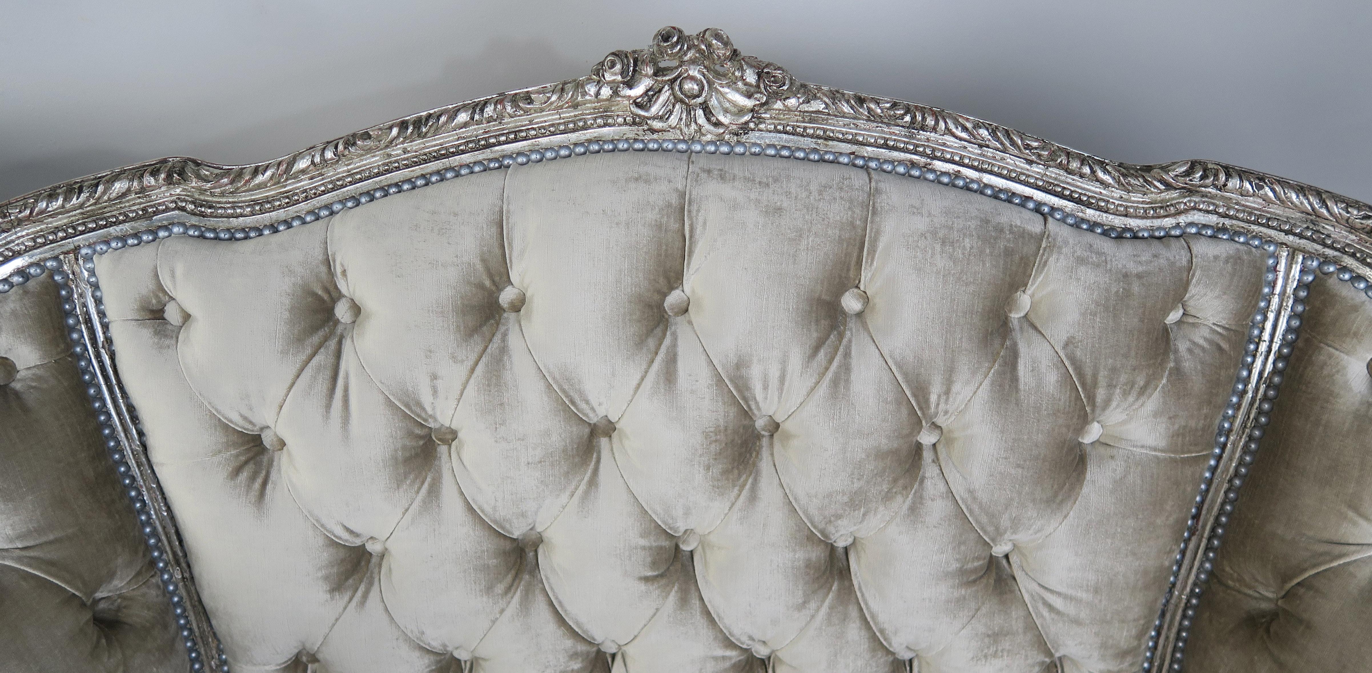 1930s French Carved Silver Gilt Velvet Tufted Settees, Pair For Sale 1