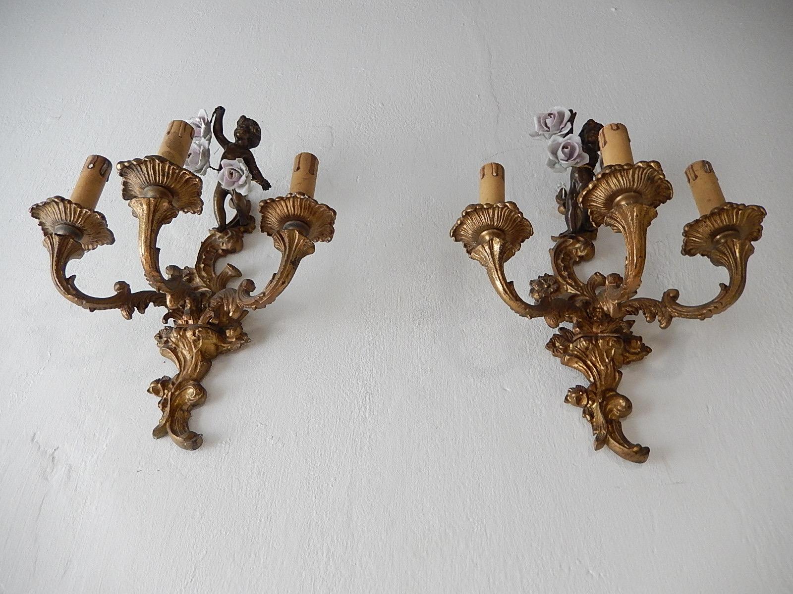 1930s French Cast Bronze Cherub Bows and Porcelain Roses Sconces In Good Condition In Modena (MO), Modena (Mo)