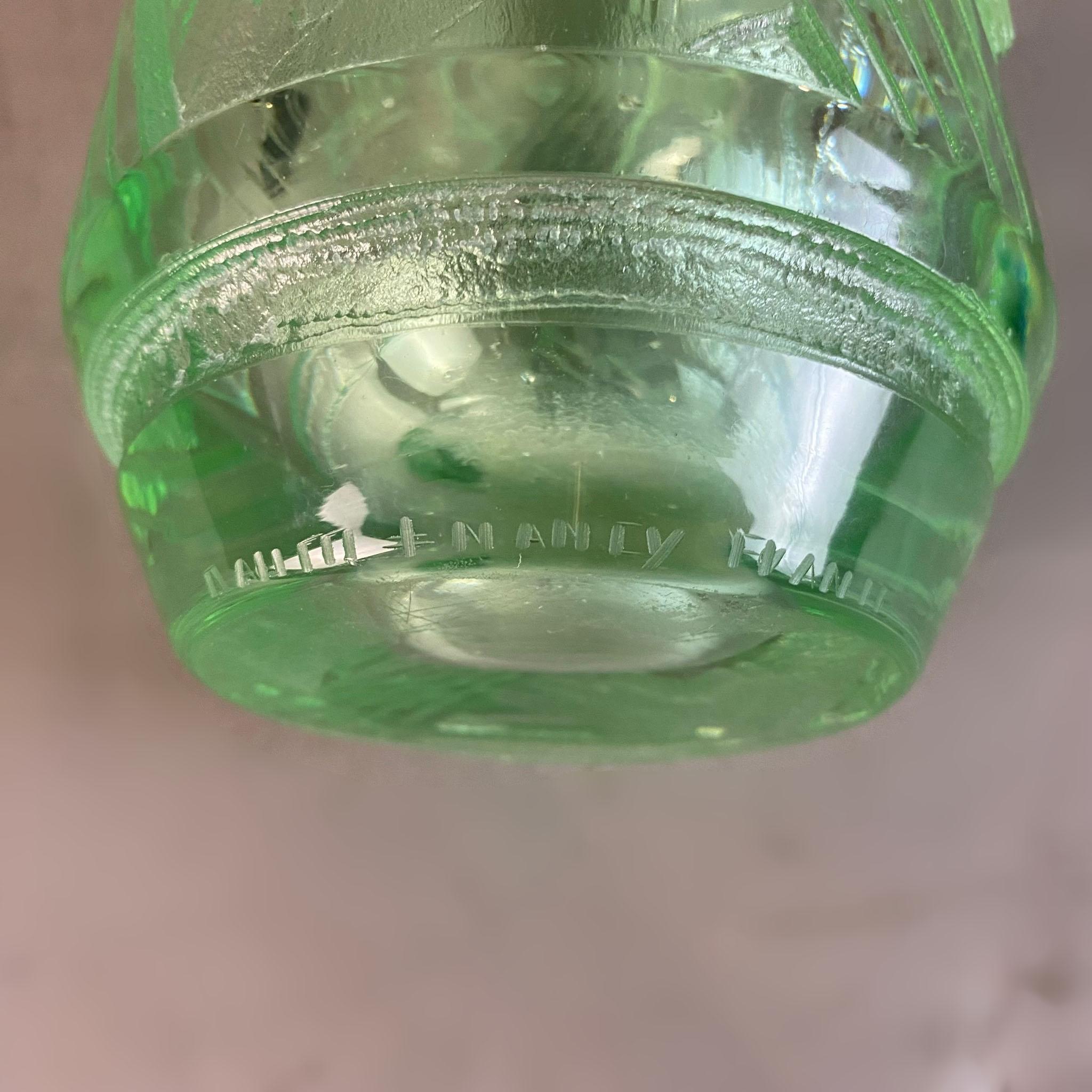 Jarrón Art Decó de cristal verde grueso de la década de 1930, de Daum Nancy. El jarrón está decorado con elementos geométricos. El jarrón está firmado DAUM NANCY FRANCE en el borde de la base.

Daum es un taller de vidrio francés fundado en 1878 por