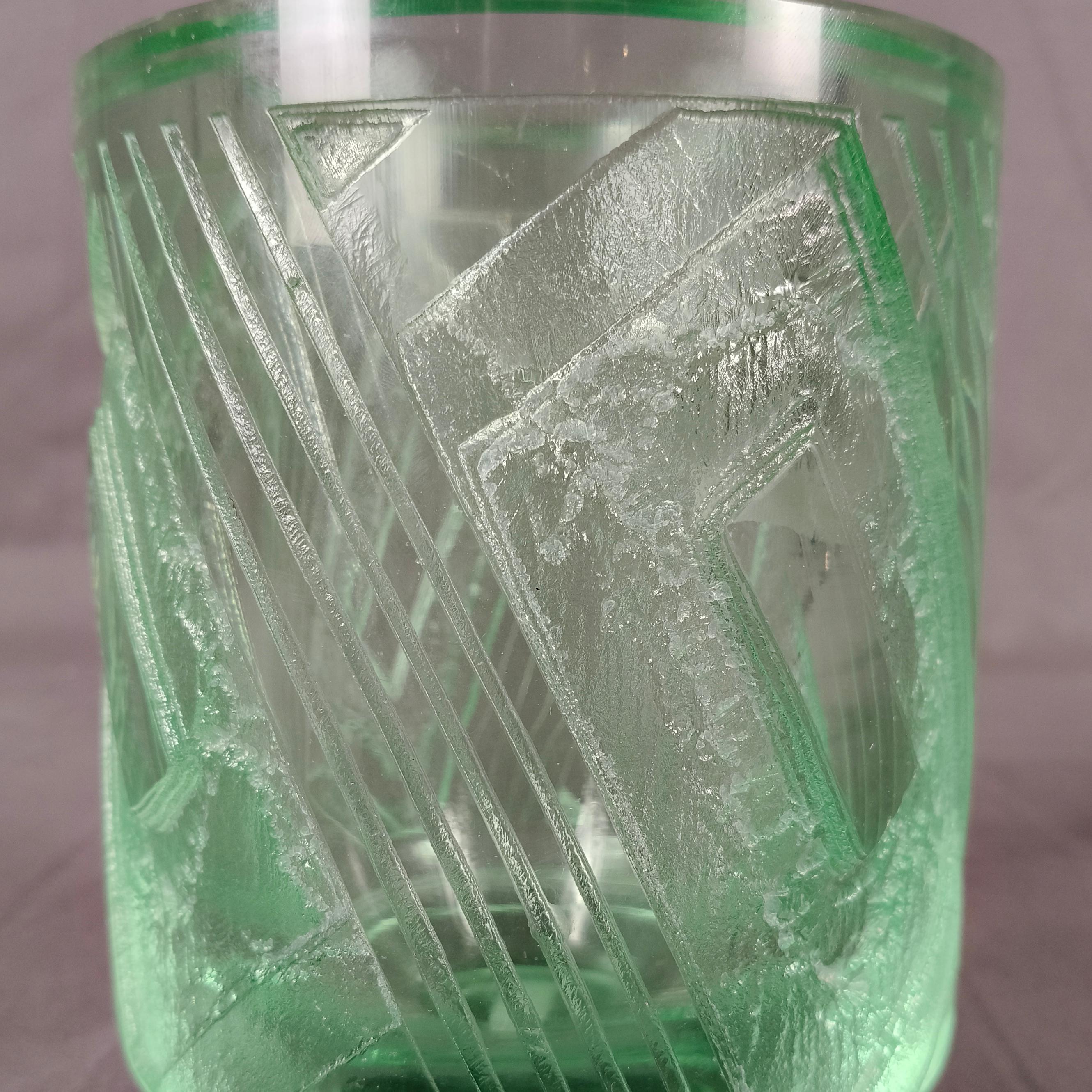 Jarrón de cristal grueso prensado verde Daum Nancy Art Decó francés de 1930 en Bueno estado para la venta en Mexico City, MX
