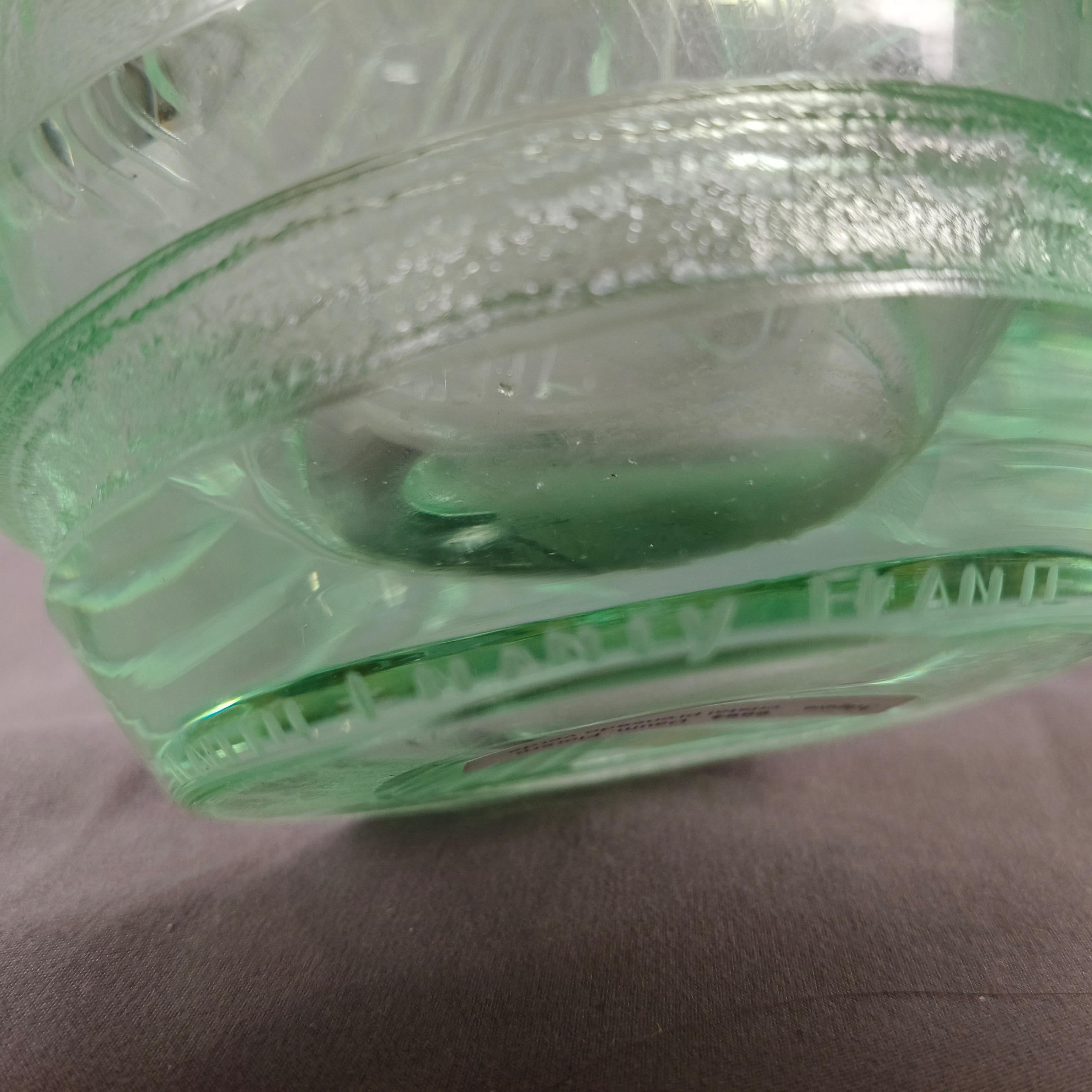 Jarrón de cristal grueso prensado verde Daum Nancy Art Decó francés de 1930 mediados del siglo XX en venta