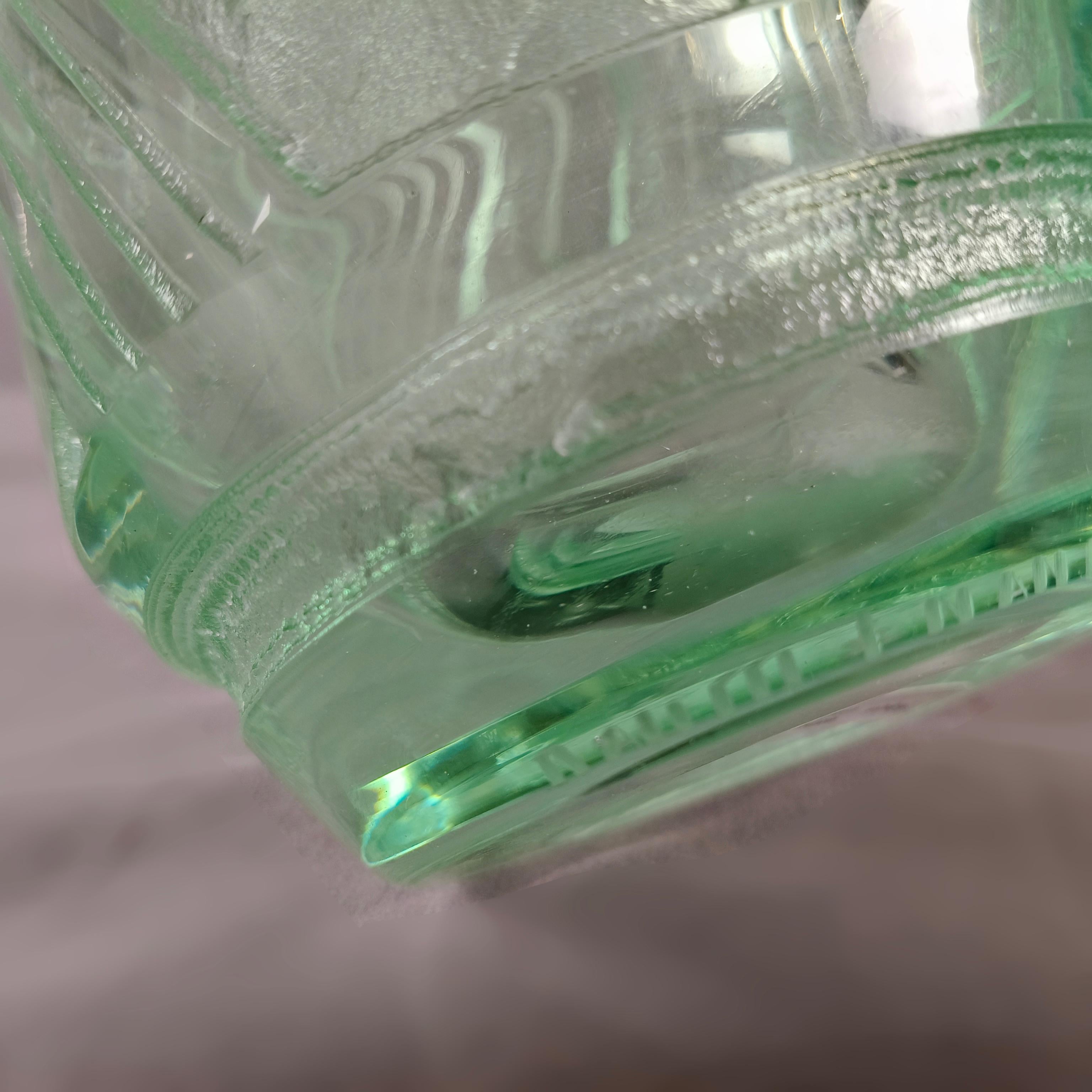 Jarrón de cristal grueso prensado verde Daum Nancy Art Decó francés de 1930 Vidrio en venta