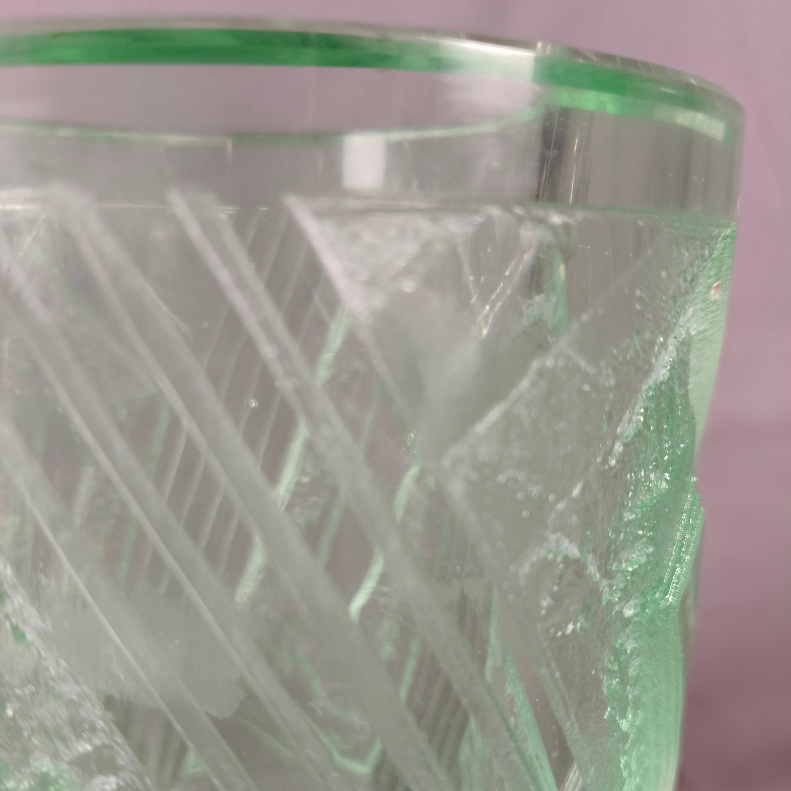 Jarrón de cristal grueso prensado verde Daum Nancy Art Decó francés de 1930 en venta 1