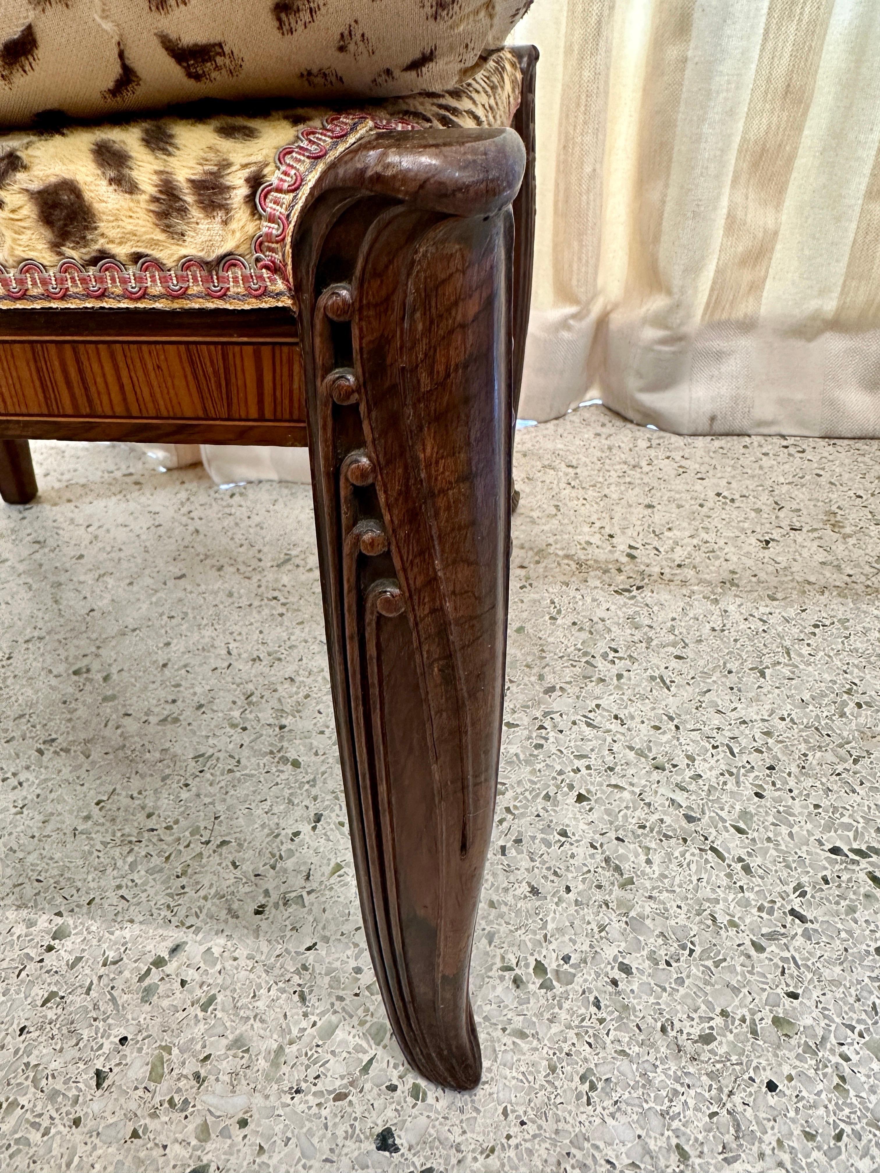 Sgabello in legno intagliato francese Deco del 1930 In condizioni buone in vendita a North Miami, FL
