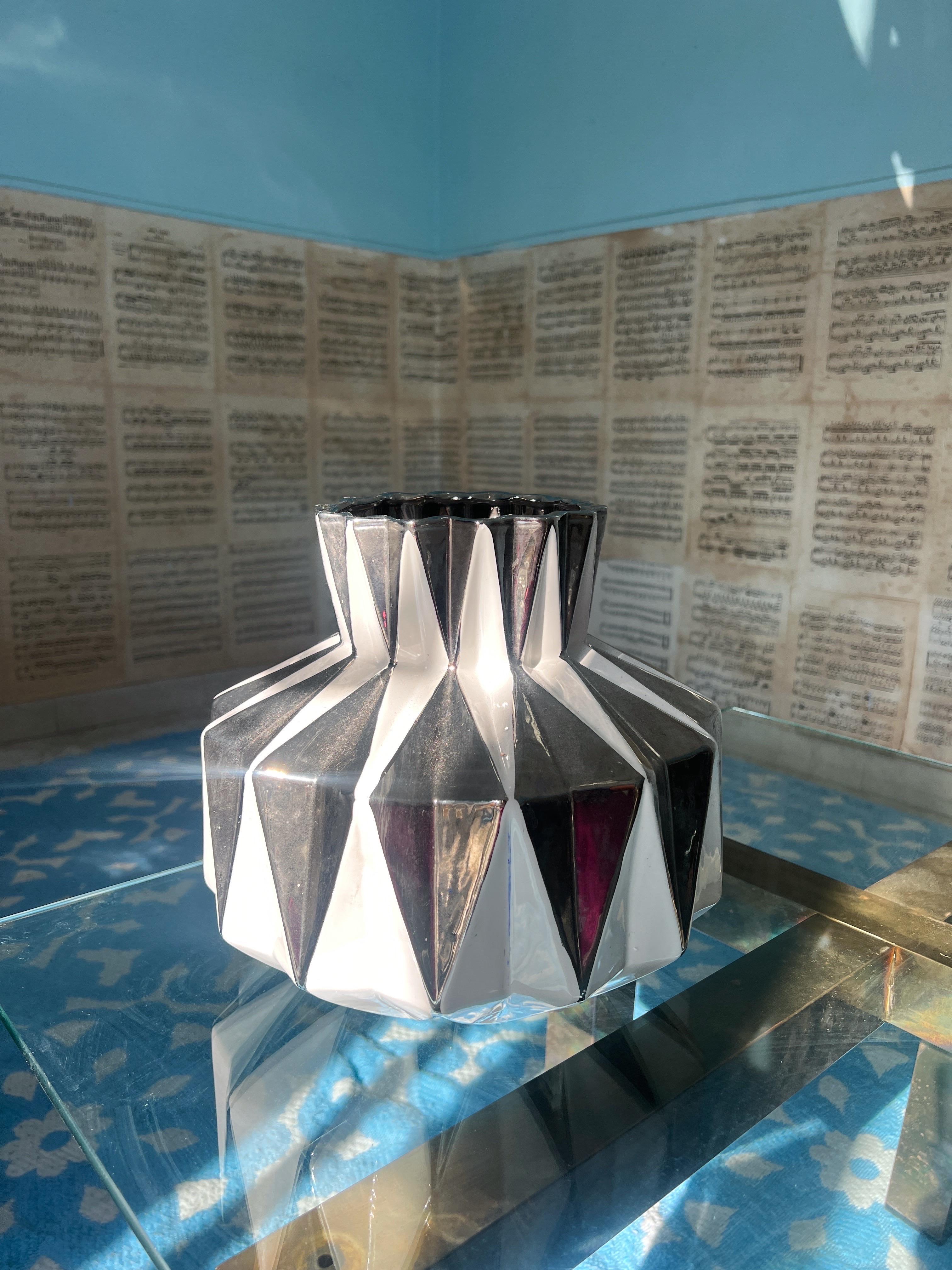Stupendo vaso in ceramica a forma di diamante degli anni '30. La combinazione di bianco e argento è assolutamente splendida e i dettagli intricati sono notevoli. È ugualmente sorprendente con o senza fiori. 