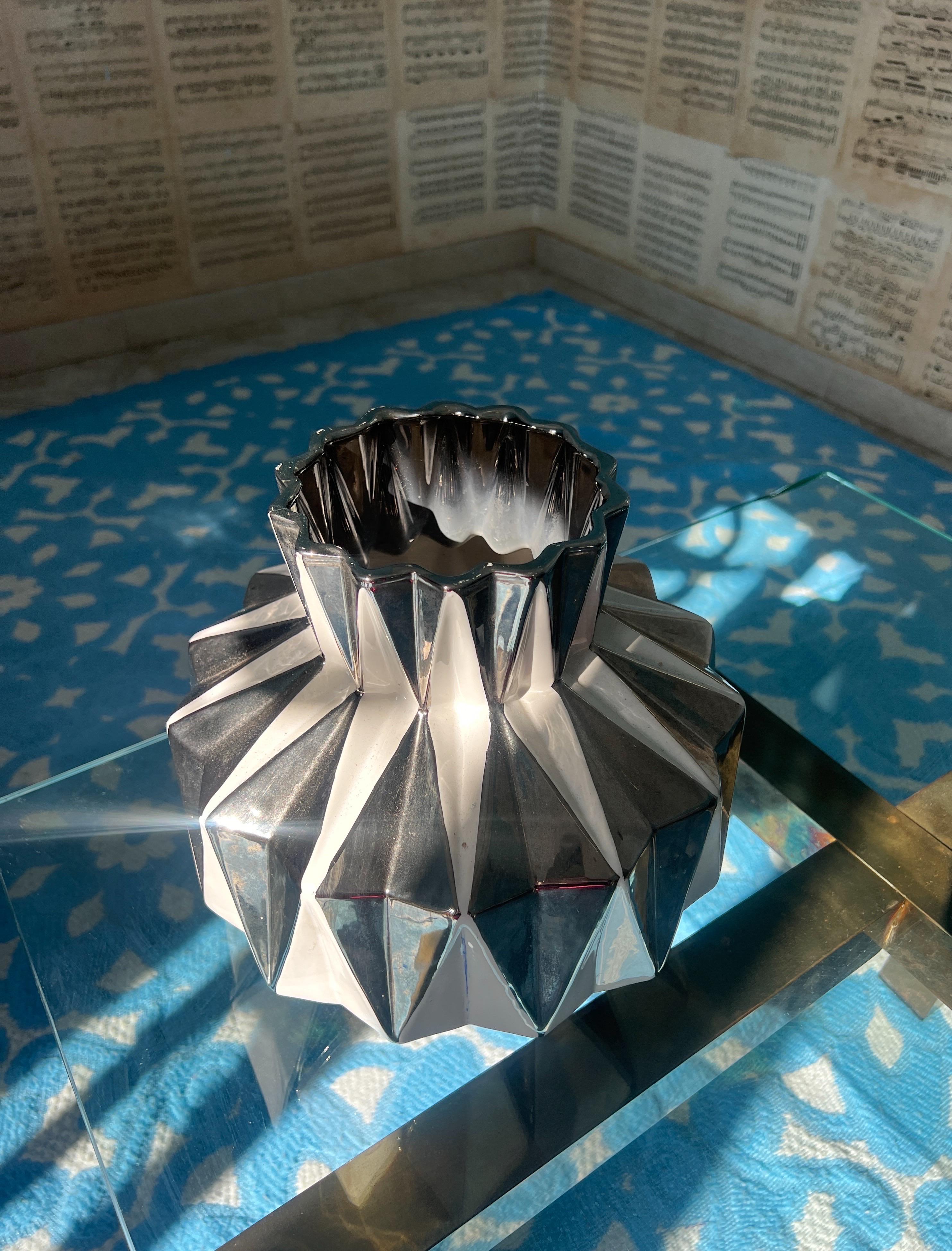 Francese Vaso in ceramica francese a forma di dimond degli anni '30 in bianco e argento in vendita