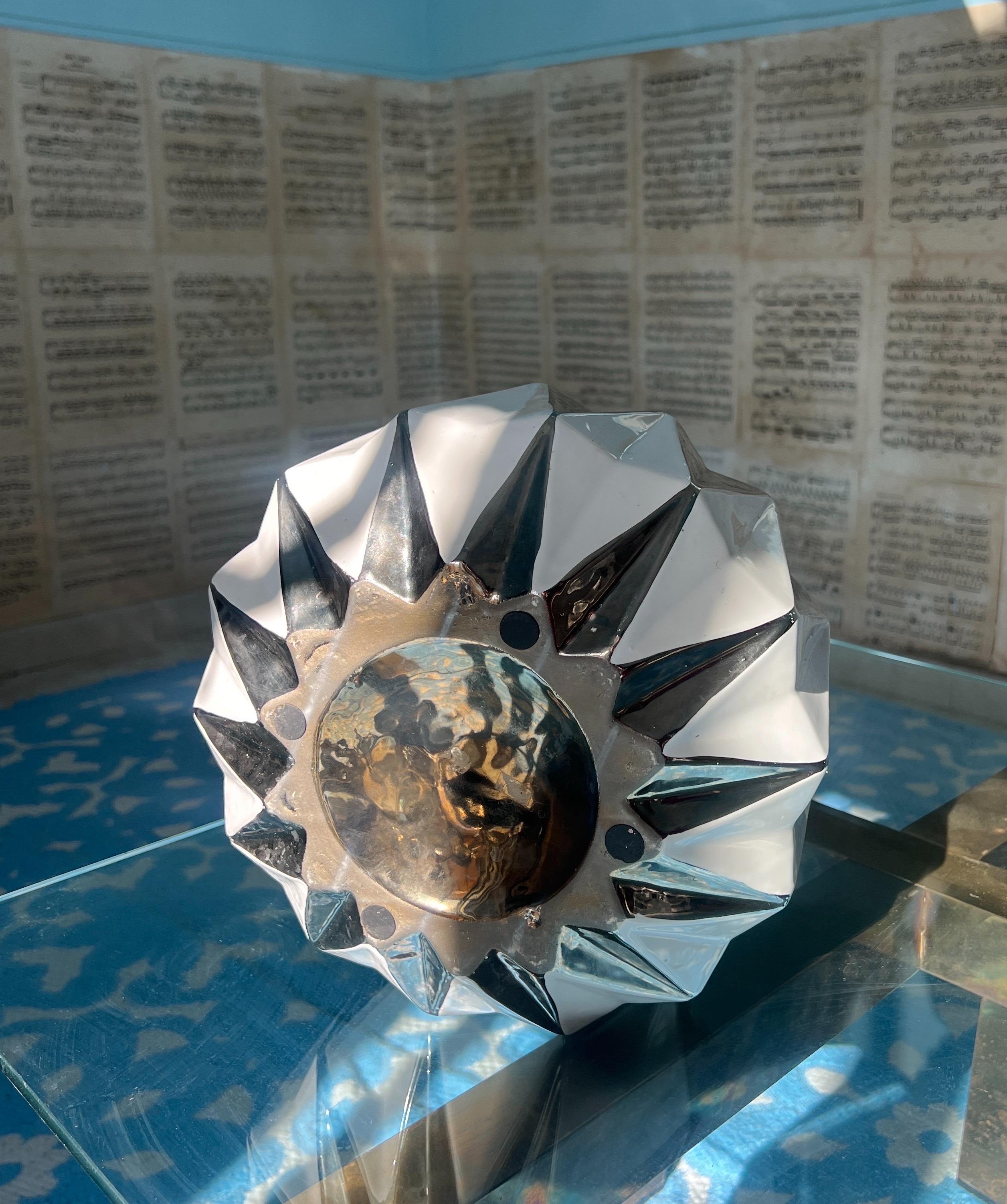 Ceramica Vaso in ceramica francese a forma di dimond degli anni '30 in bianco e argento in vendita