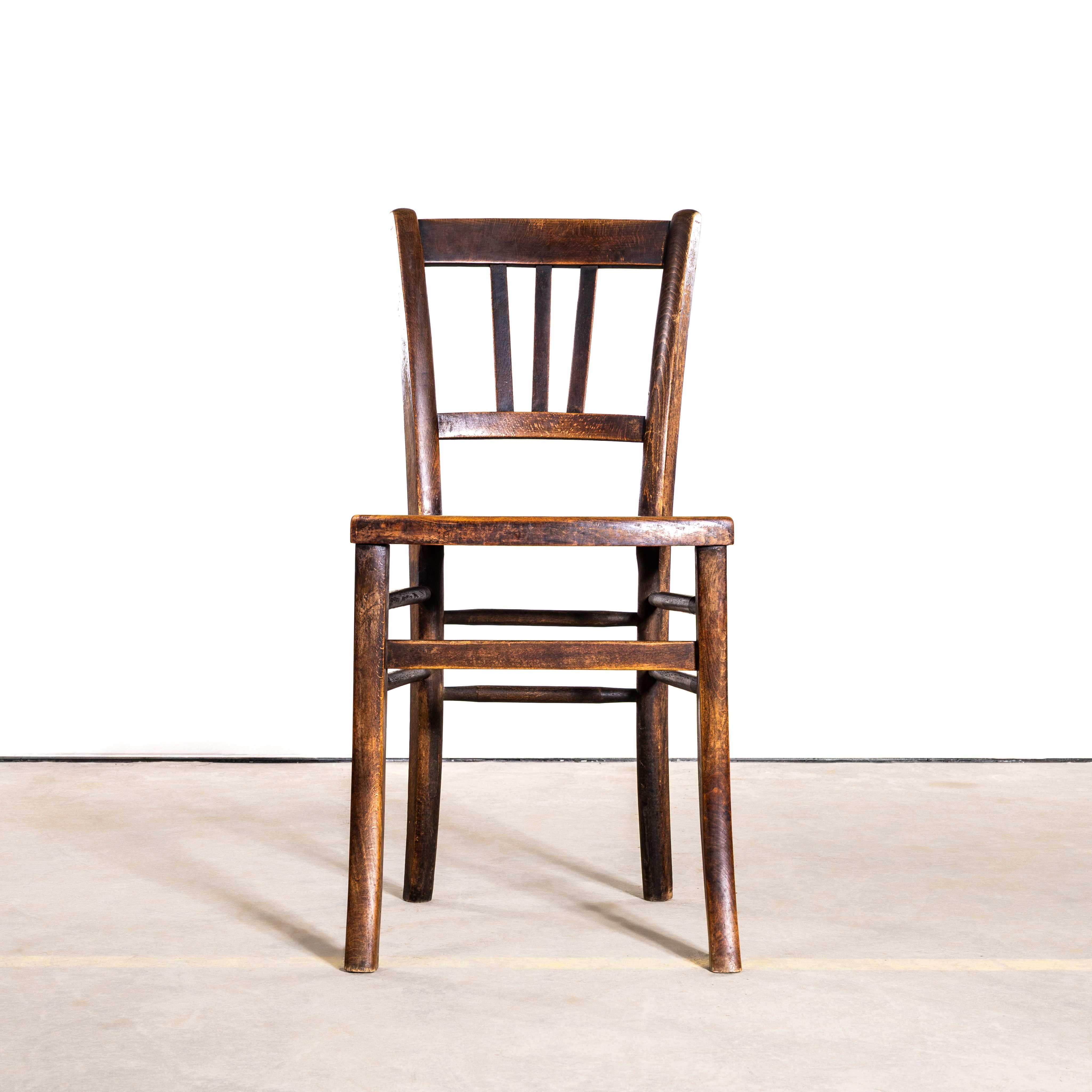 Sedie da pranzo in rovere scuro della fattoria francese degli anni '30 - Set di otto sedie in vendita 4