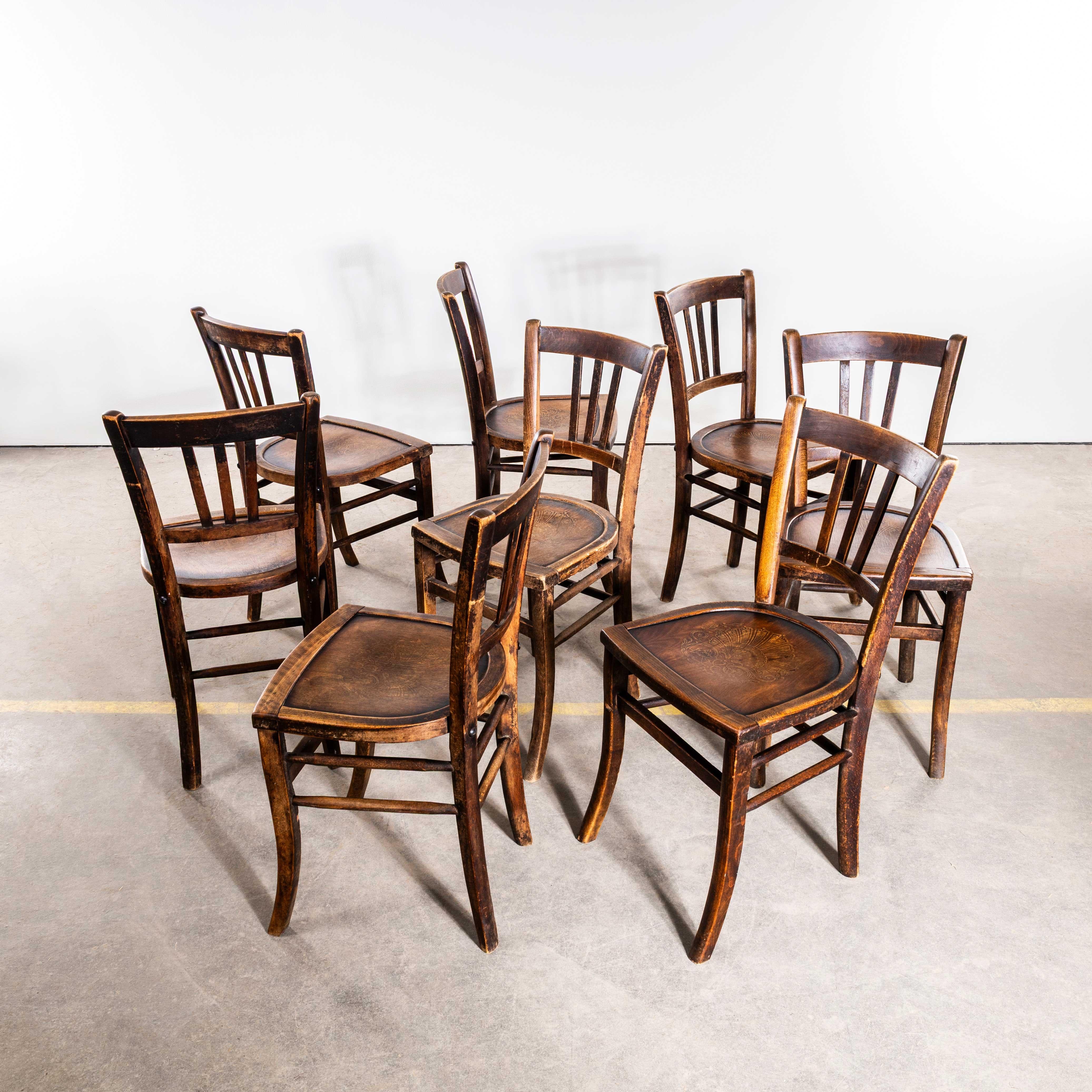 Sedie da pranzo in Oak scuro della fattoria francese degli anni '30 - Set di otto sedie. 
Proveniente dal sud della Francia, questo è un delizioso set di sedie originale e insolito, purtroppo privo di marchio di fabbrica. Non abbiamo mai visto