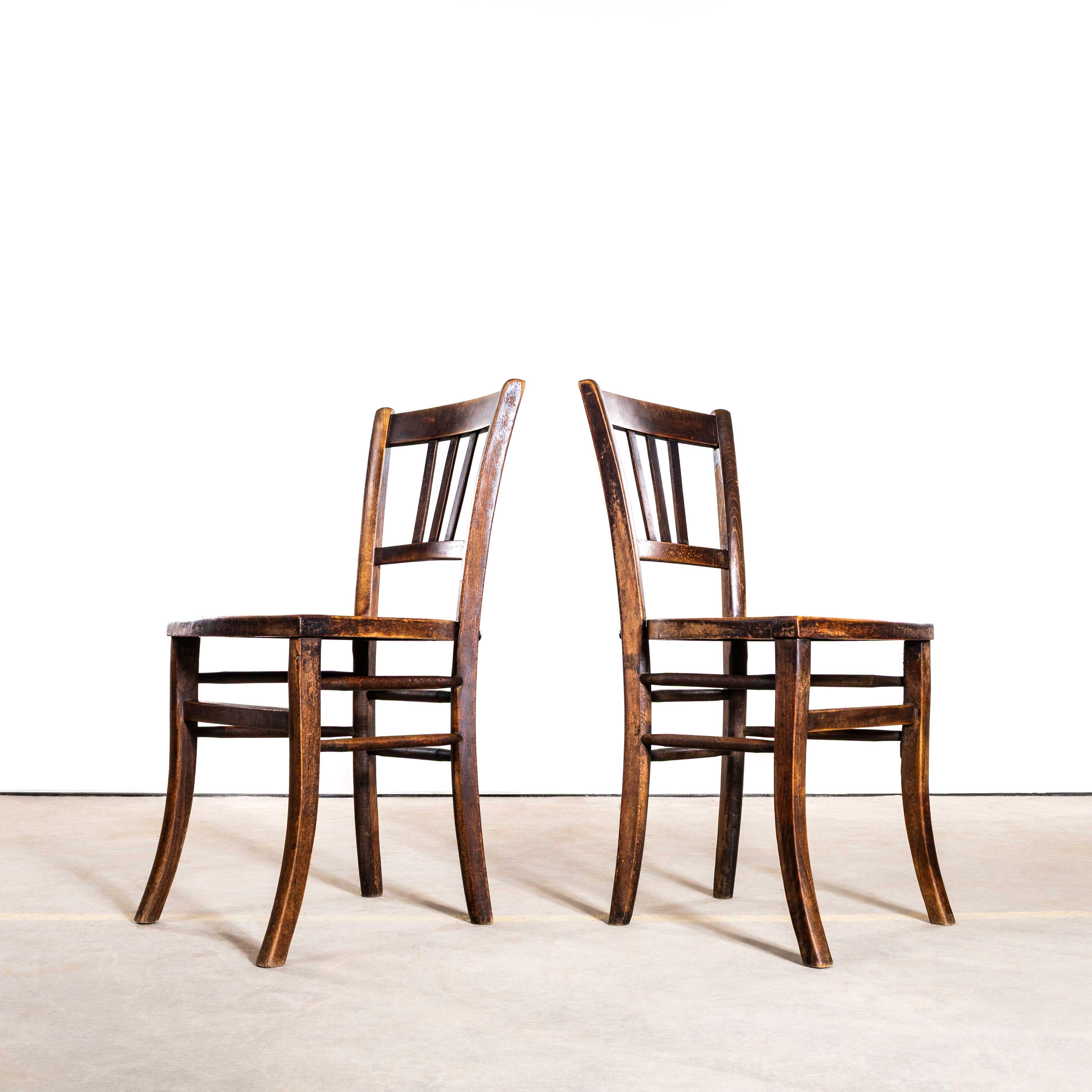 Francese Sedie da pranzo in rovere scuro della fattoria francese degli anni '30 - Set di otto sedie in vendita