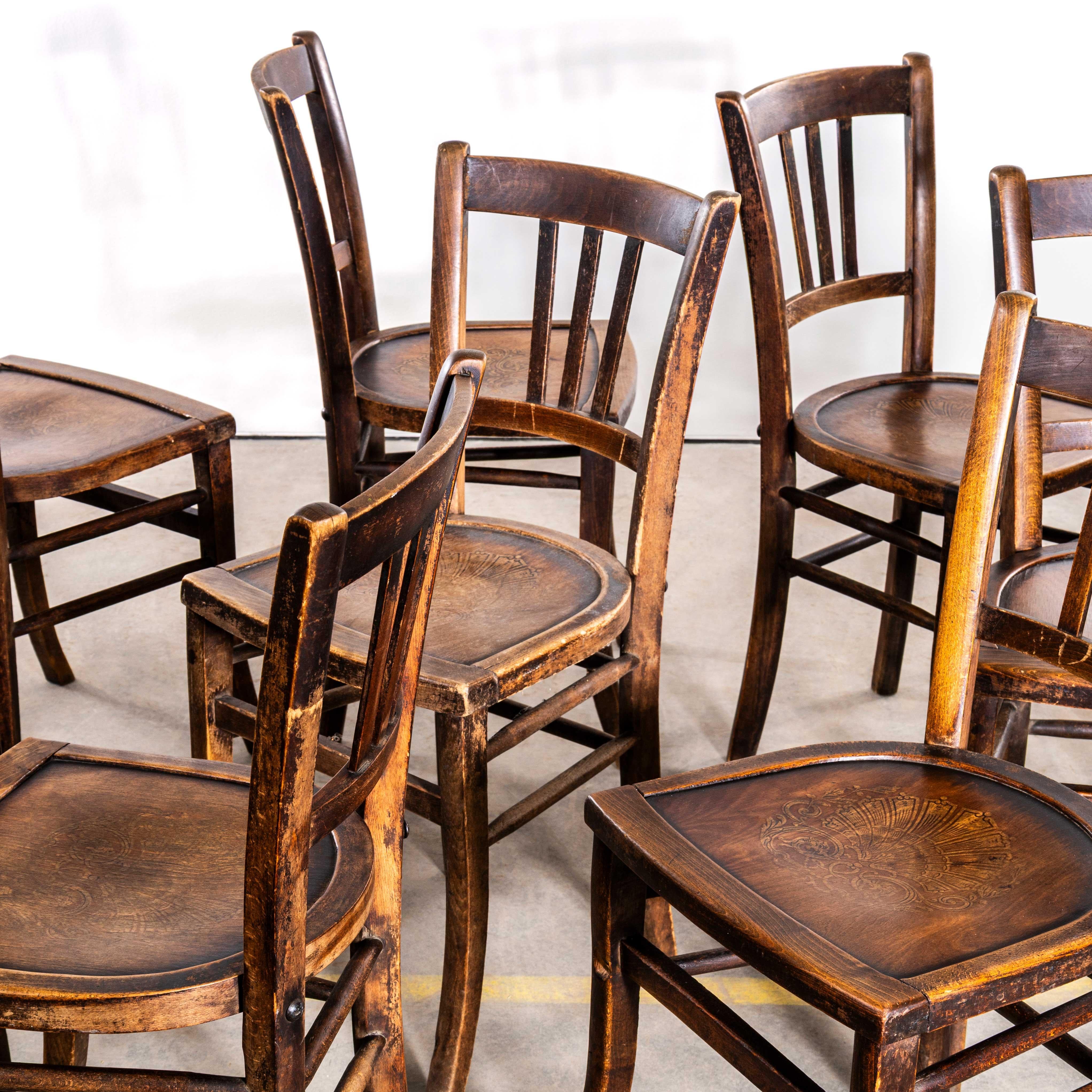 Sedie da pranzo in rovere scuro della fattoria francese degli anni '30 - Set di otto sedie In condizioni buone in vendita a Hook, Hampshire