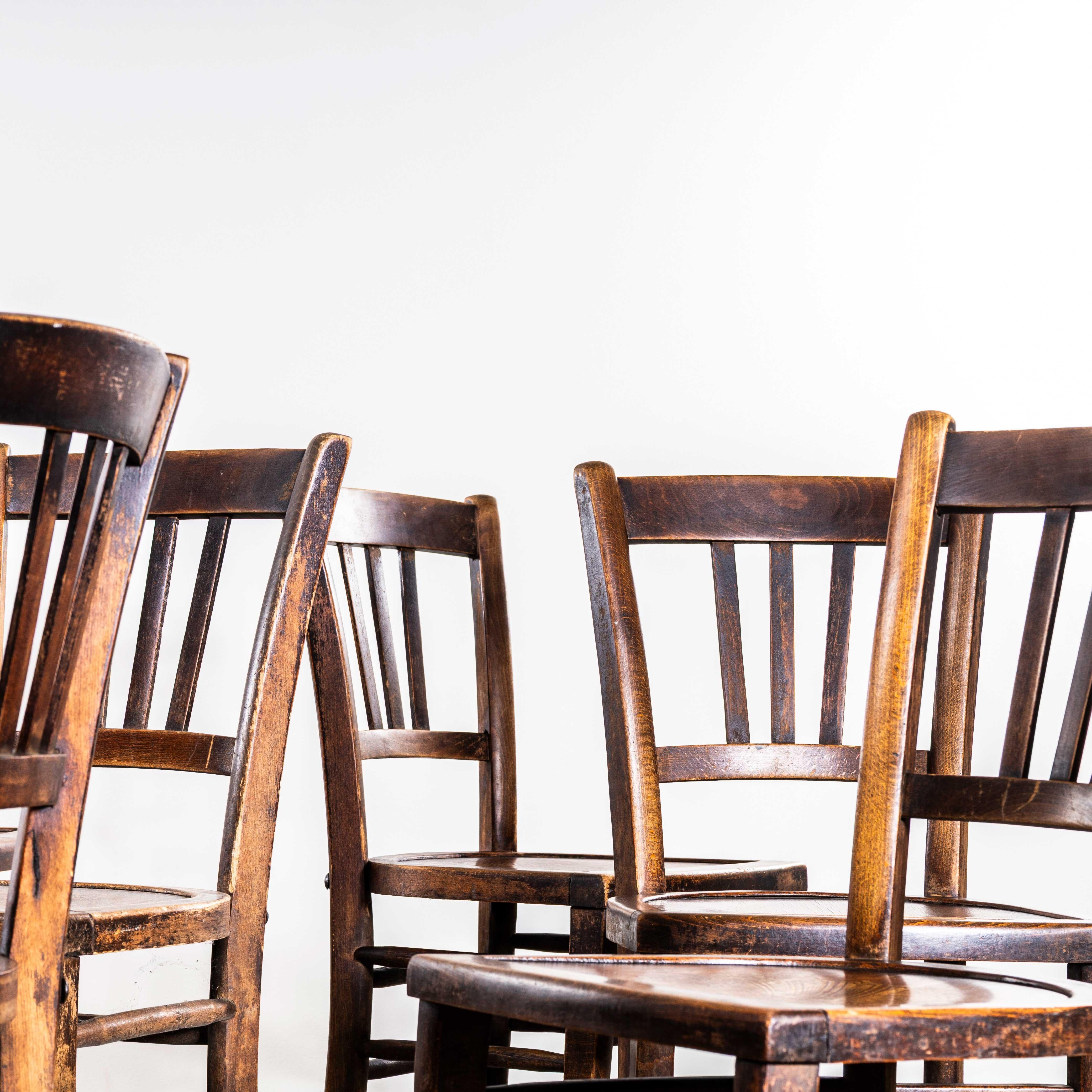 Metà XX secolo Sedie da pranzo in rovere scuro della fattoria francese degli anni '30 - Set di otto sedie in vendita