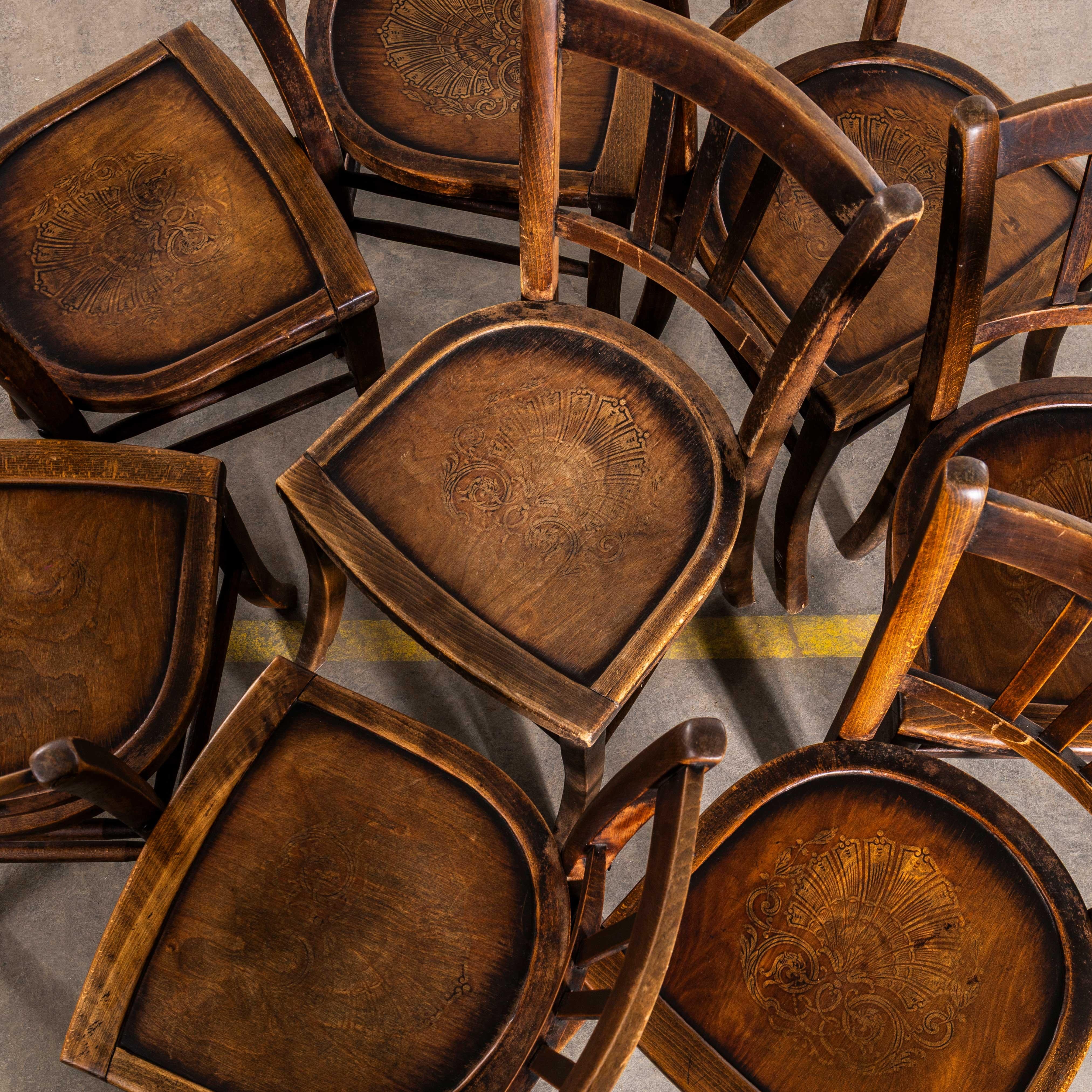 Sedie da pranzo in rovere scuro della fattoria francese degli anni '30 - Set di otto sedie in vendita 3