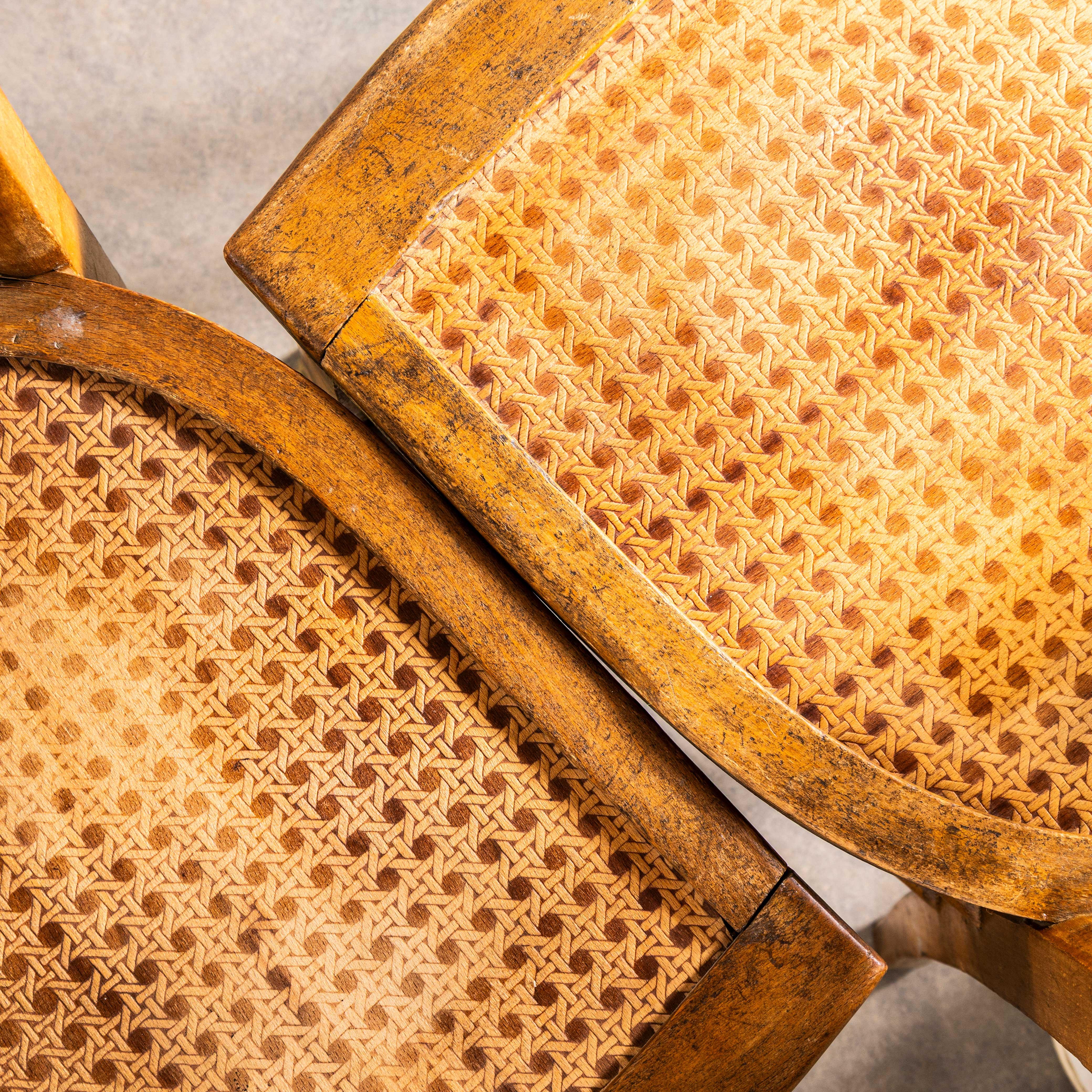 Français Chaises de salle à manger de ferme française des années 1930 à assise plate en forme de canne - Paire en vente