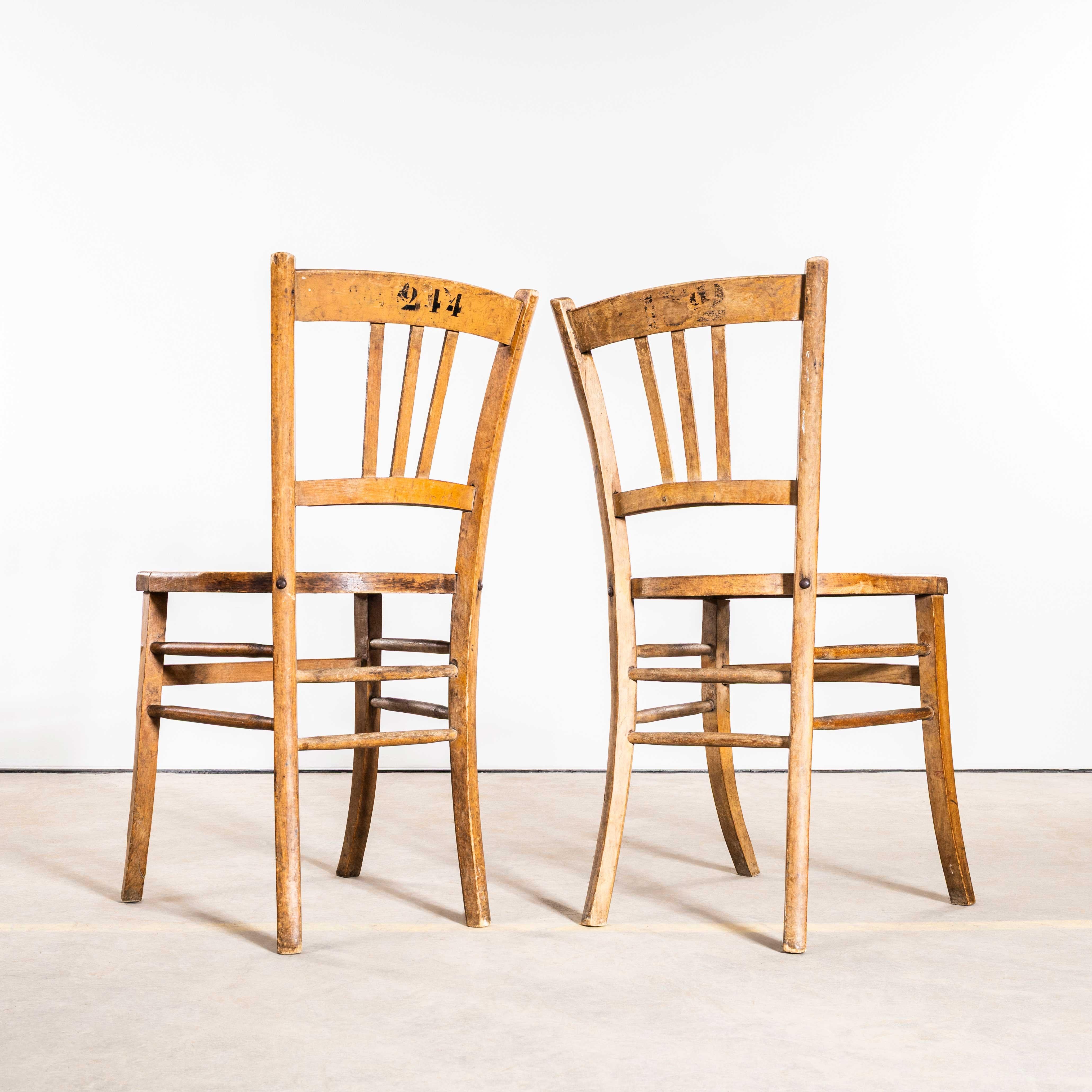 Chaises de salle à manger de ferme française des années 1930 �à assise plate en forme de canne - Paire Bon état - En vente à Hook, Hampshire