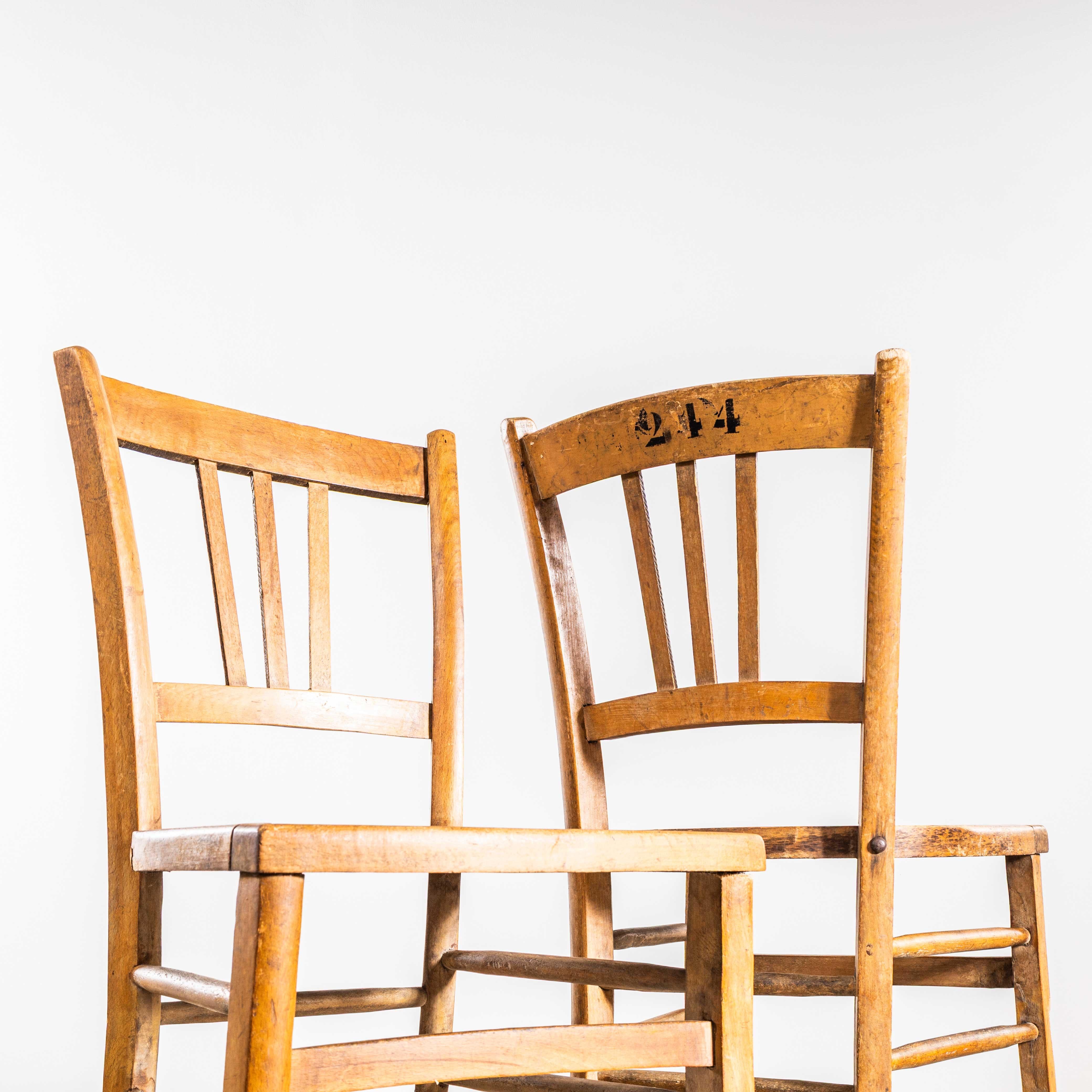Milieu du XXe siècle Chaises de salle à manger de ferme française des années 1930 à assise plate en forme de canne - Paire en vente