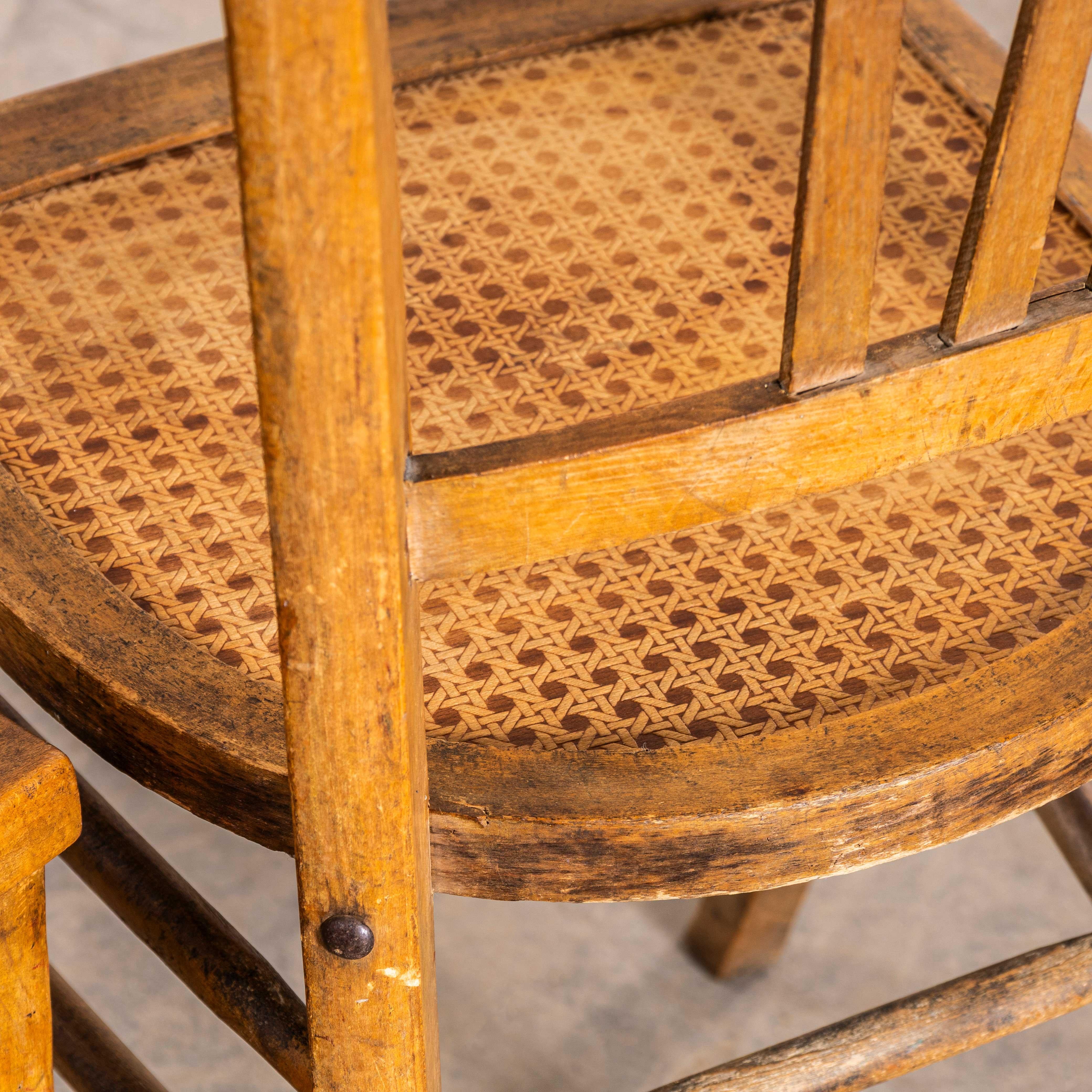Canne Chaises de salle à manger de ferme française des années 1930 à assise plate en forme de canne - Paire en vente