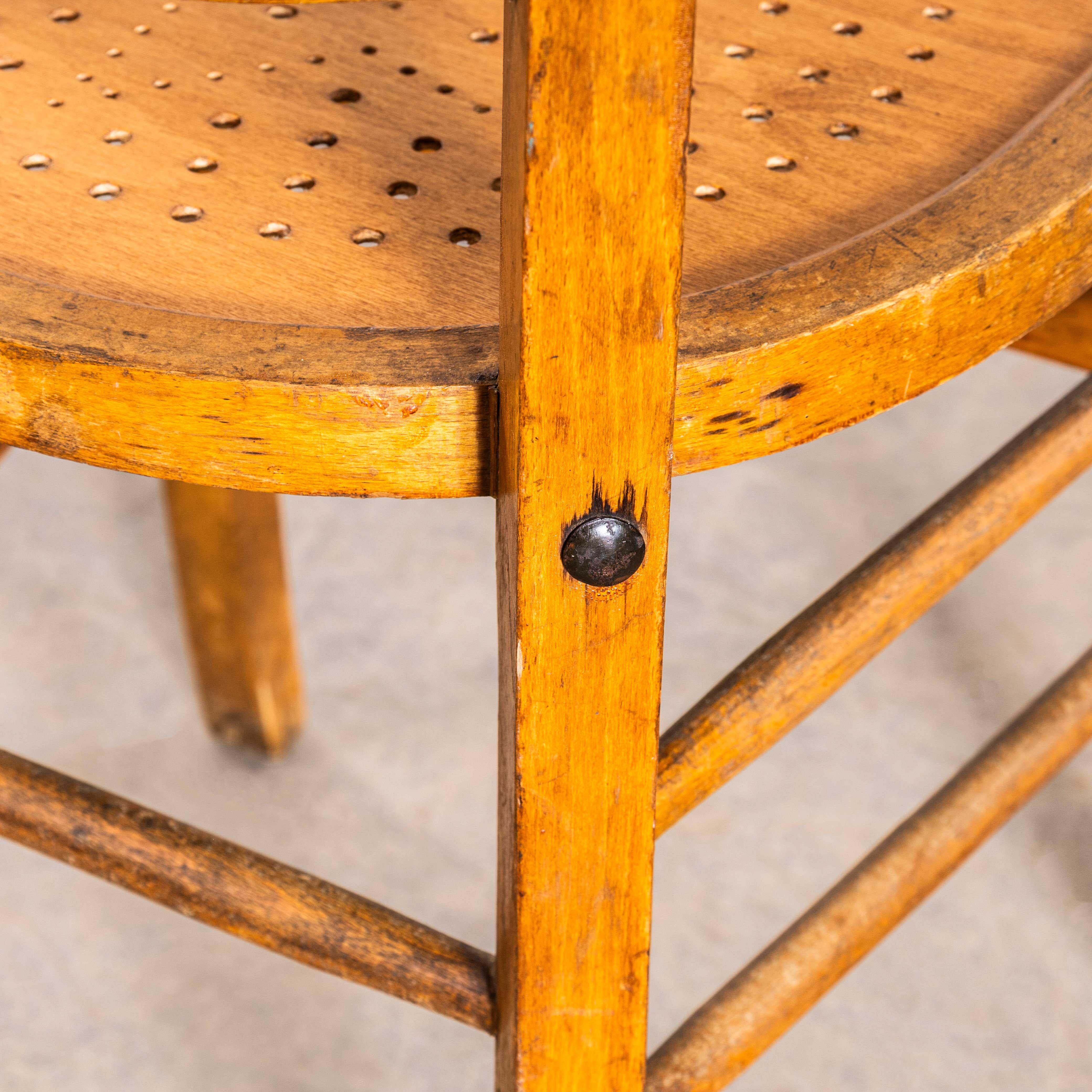 1930's French Farmhouse Perforated Seat Esszimmerstühle - Satz von acht im Angebot 5