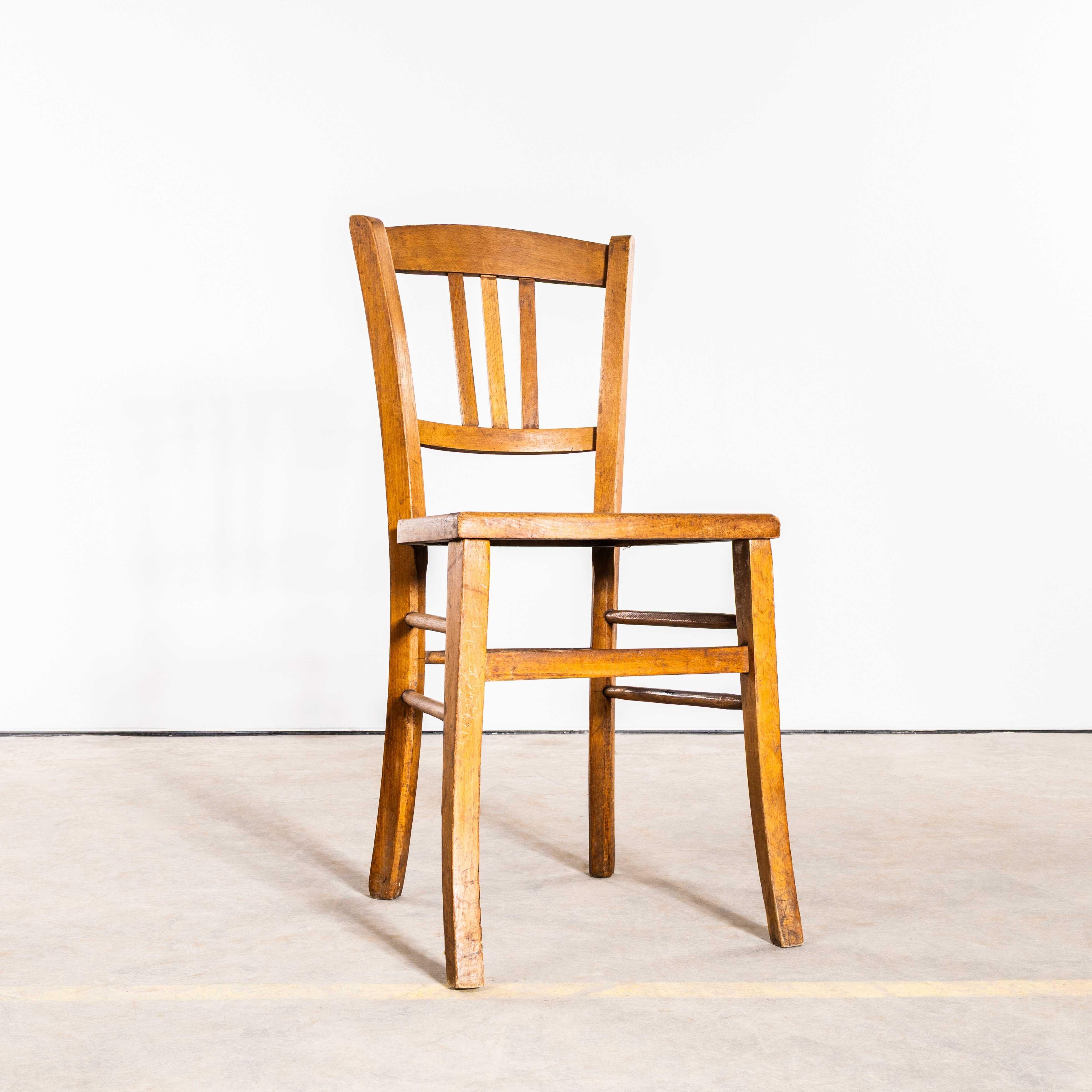 1930's French Farmhouse Perforated Seat Esszimmerstühle - Satz von acht (Französisch) im Angebot