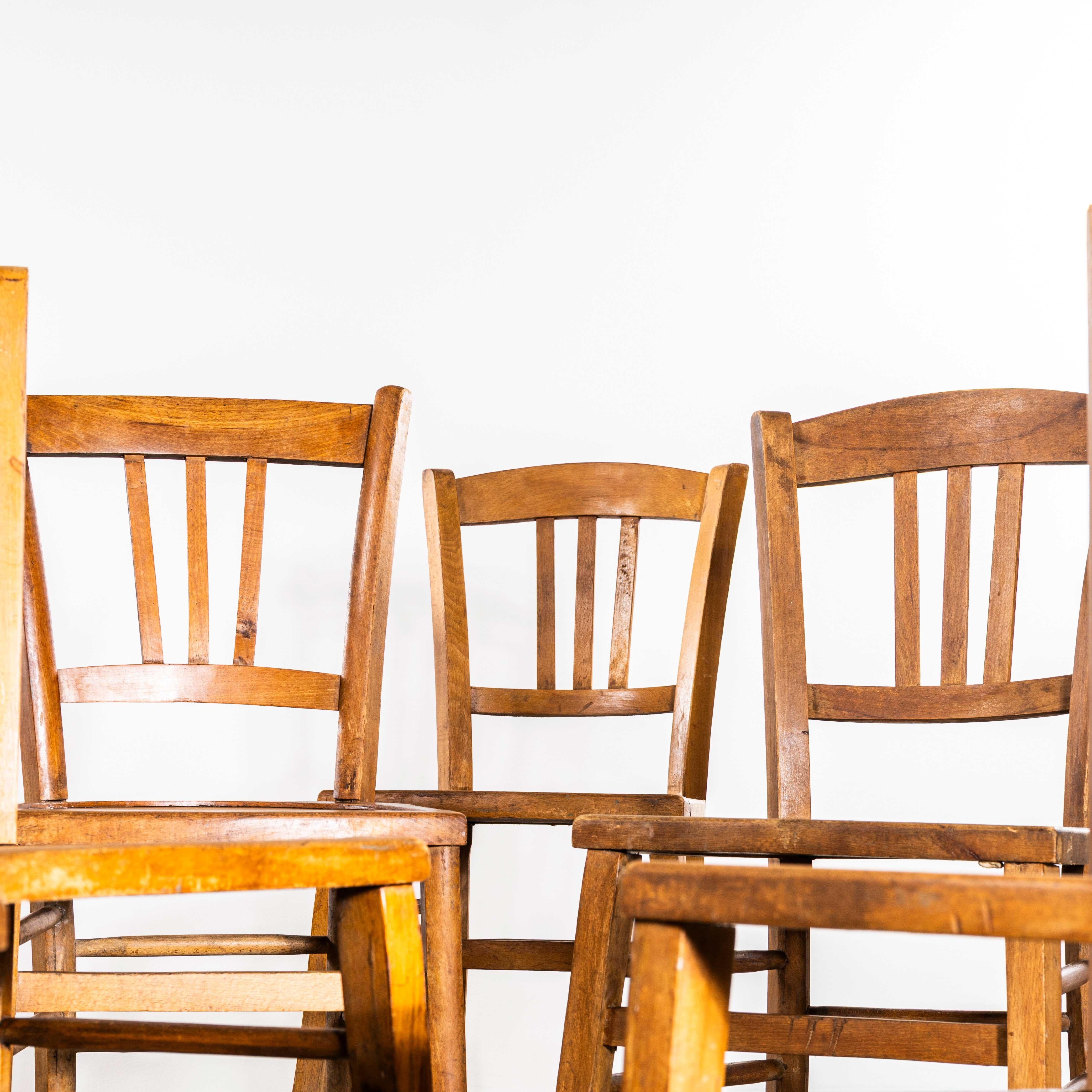 1930's French Farmhouse Perforated Seat Esszimmerstühle - Satz von acht im Zustand „Gut“ im Angebot in Hook, Hampshire
