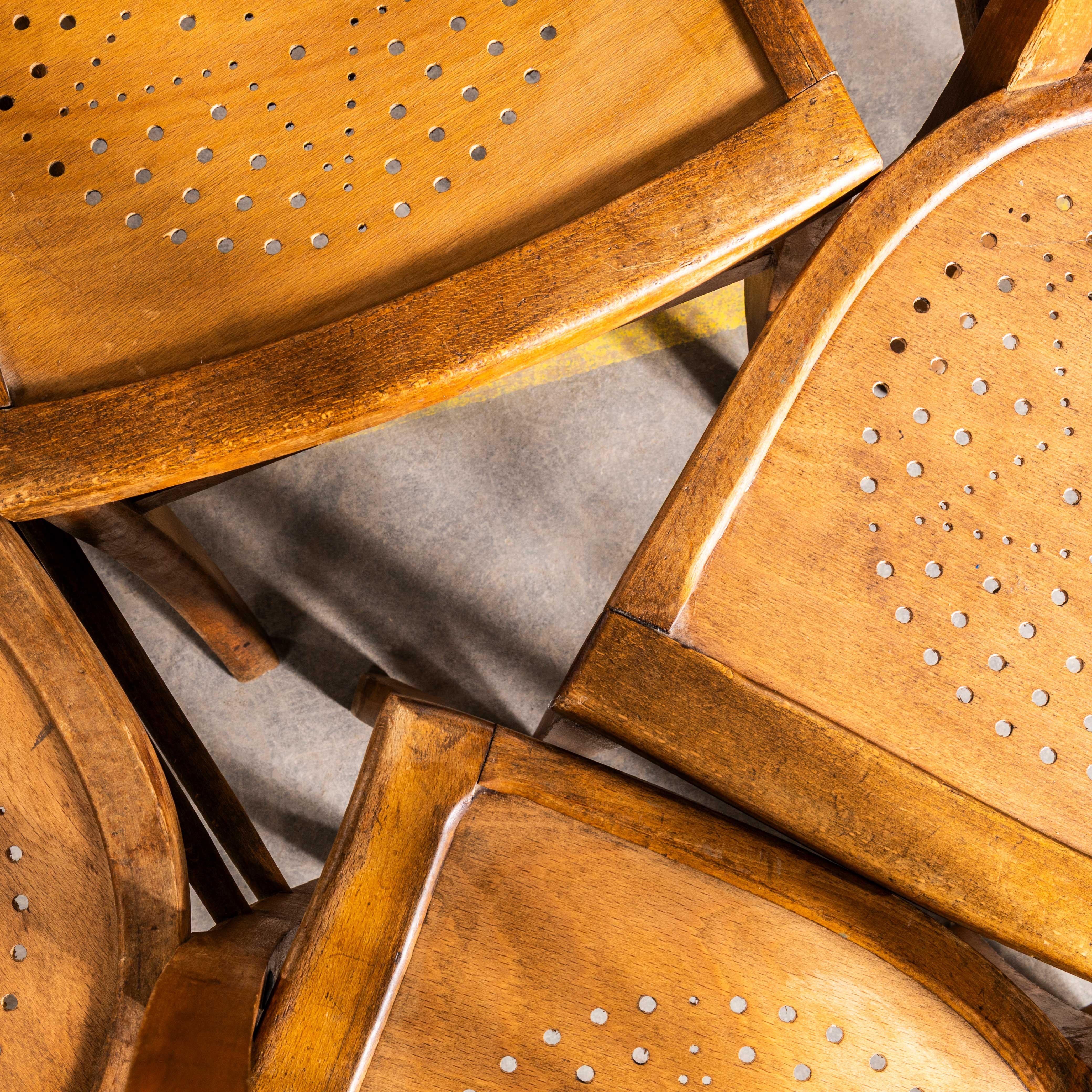 1930's French Farmhouse Perforated Seat Esszimmerstühle - Satz von acht (Mitte des 20. Jahrhunderts) im Angebot