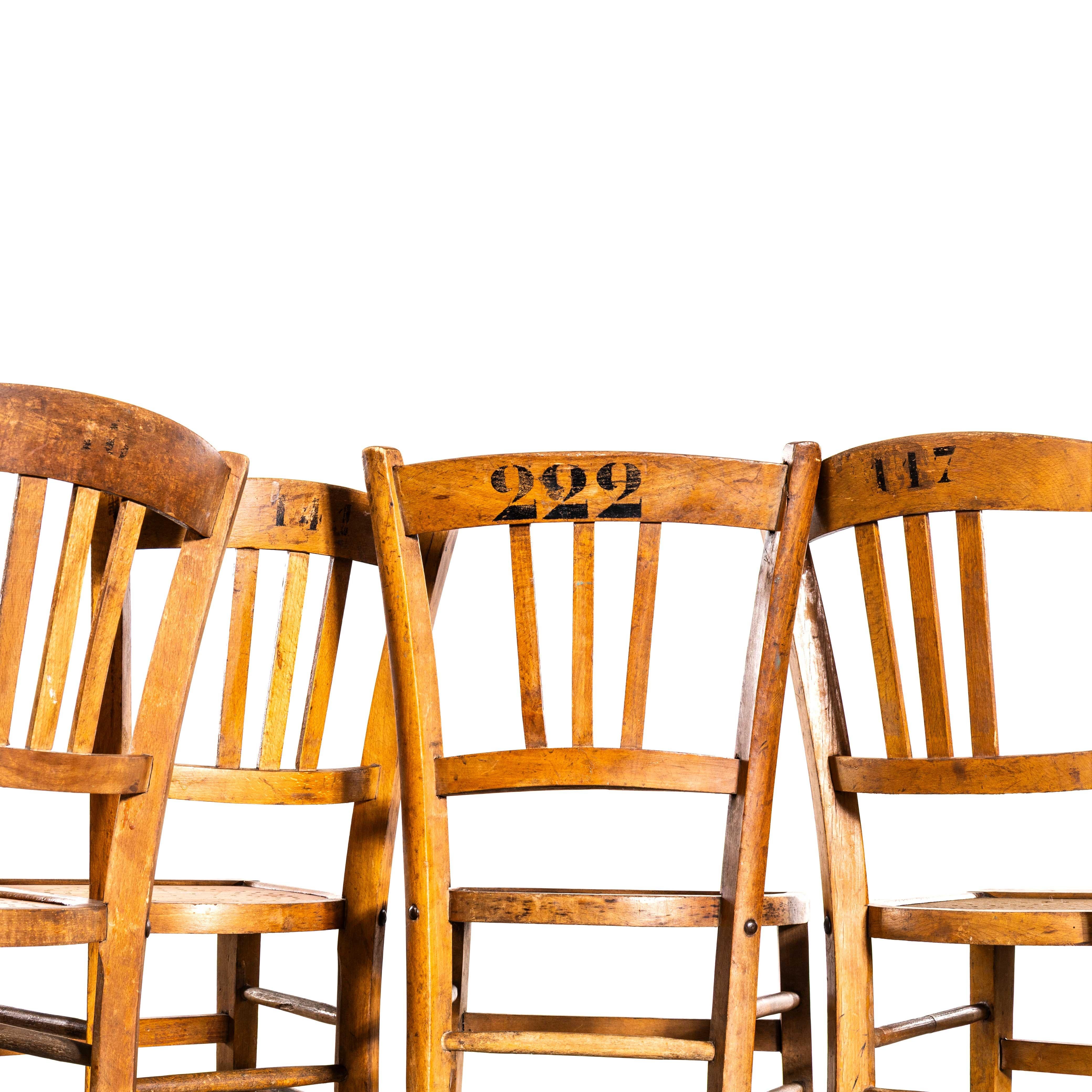 1930's French Farmhouse Perforated Seat Esszimmerstühle - Satz von acht (Buchenholz) im Angebot